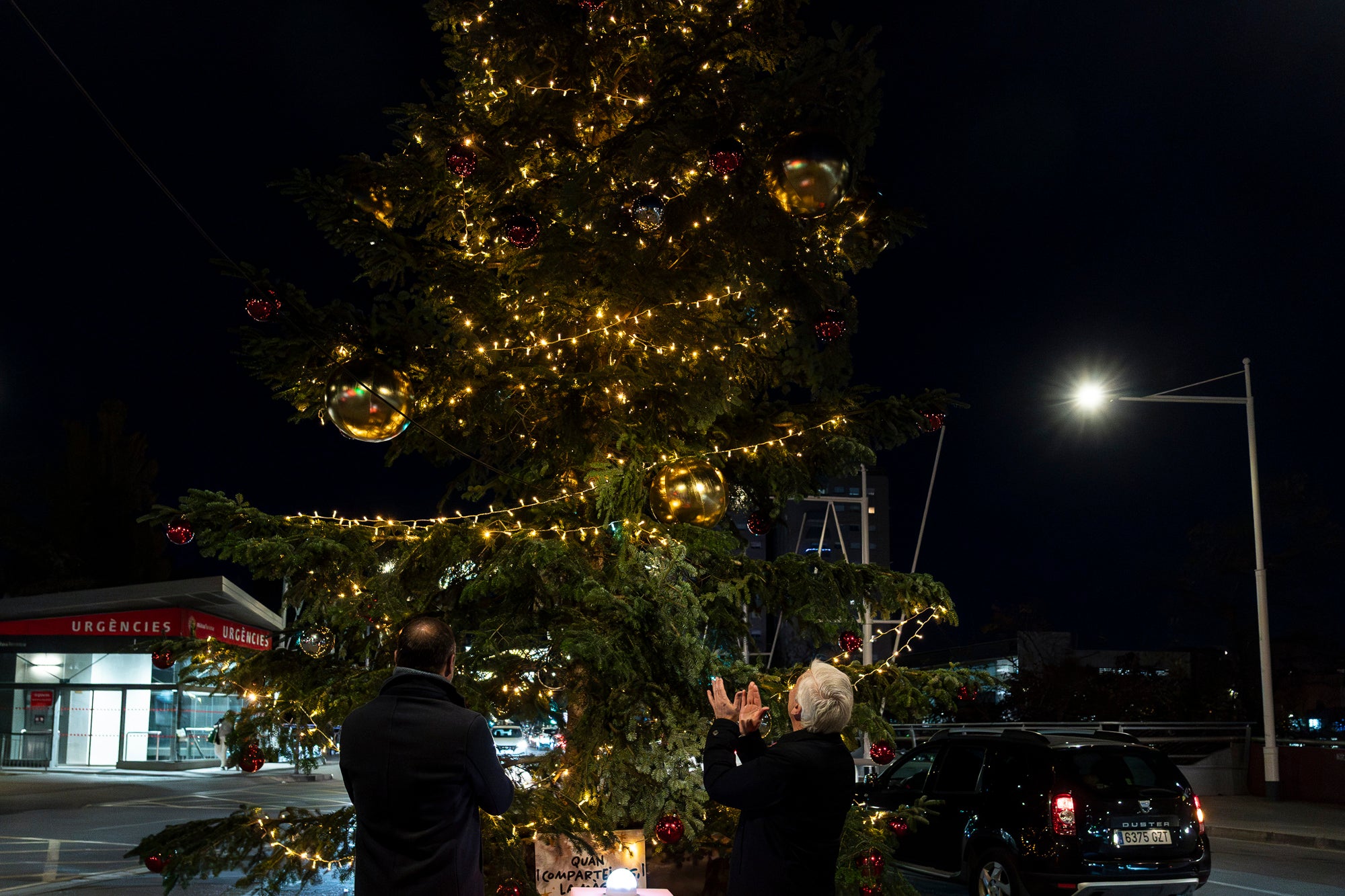 Terrassa es vesteix de màgia un any més amb arbres de Nadal repartits per diversos punts de la ciutat. Cada espai té el seu encant especial i converteix els carrers en un recorregut ple de llum, color i esperit nadalenc. En total, són sis arbres situats a Raval de Montserrat, Plaça del Doctor Robert, Plaça de Can Palet, Monument de la Dona, Plaça del Roc Blanc i Agustí Bartra | Mireia Comas