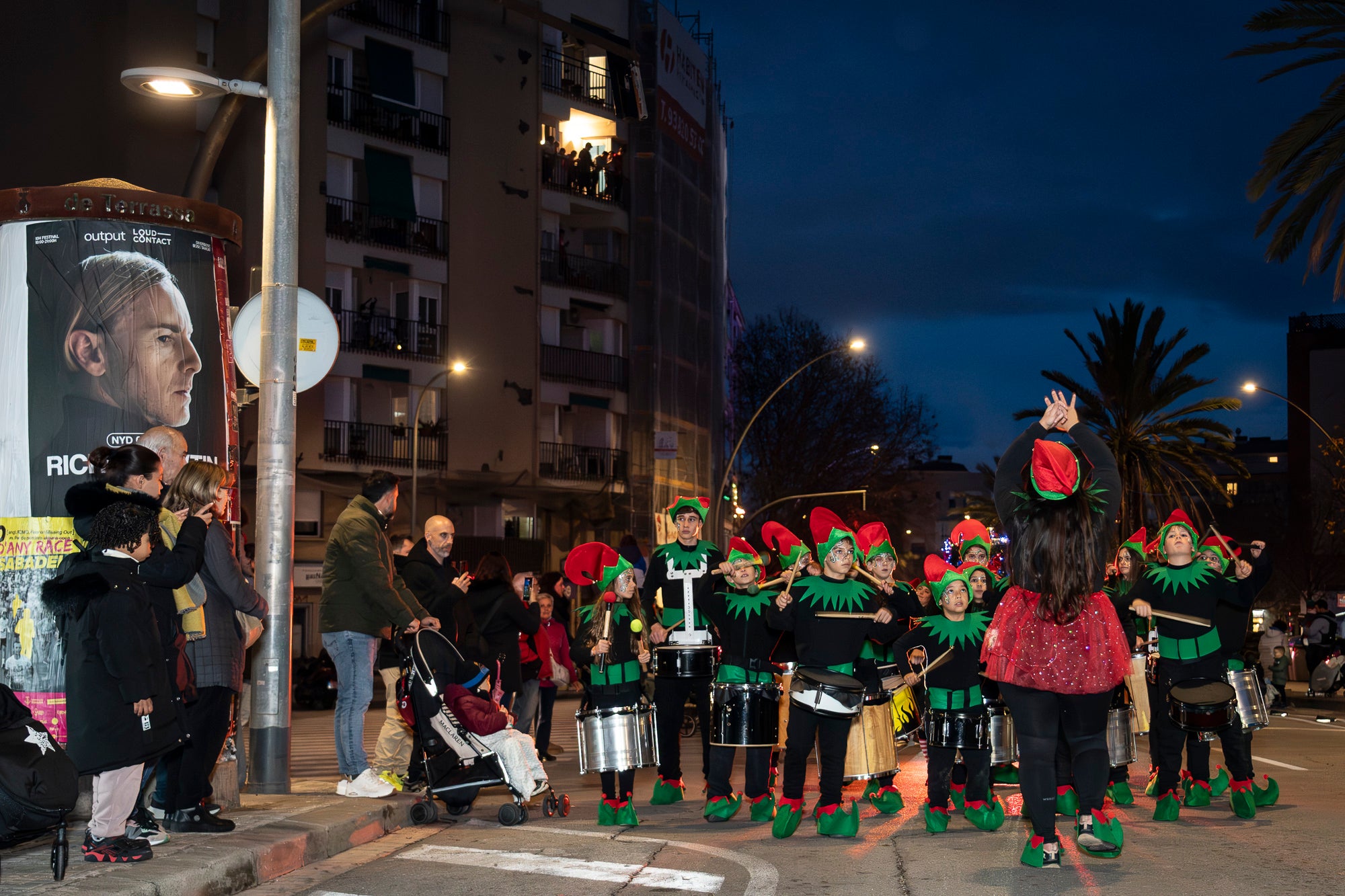 Sant Pere Nord ha viscut aquest diumenge l’arribada del Pare Noel. Ha estat la primera vegada que aquesta figura de Nadal realitzava una cercavila pel barri, i ho ha fet acompanyat per elfs, majorettes i alguns personatges sorprenents. La pluja va fer que s’anul·lés la cercavila prevista per dissabte, però des de les entitats organitzadores, Diables de Sant Pere Nord i AV Sant Pere Nord, no es van rendir i van decidir traslladar-ho a l’endemà. 