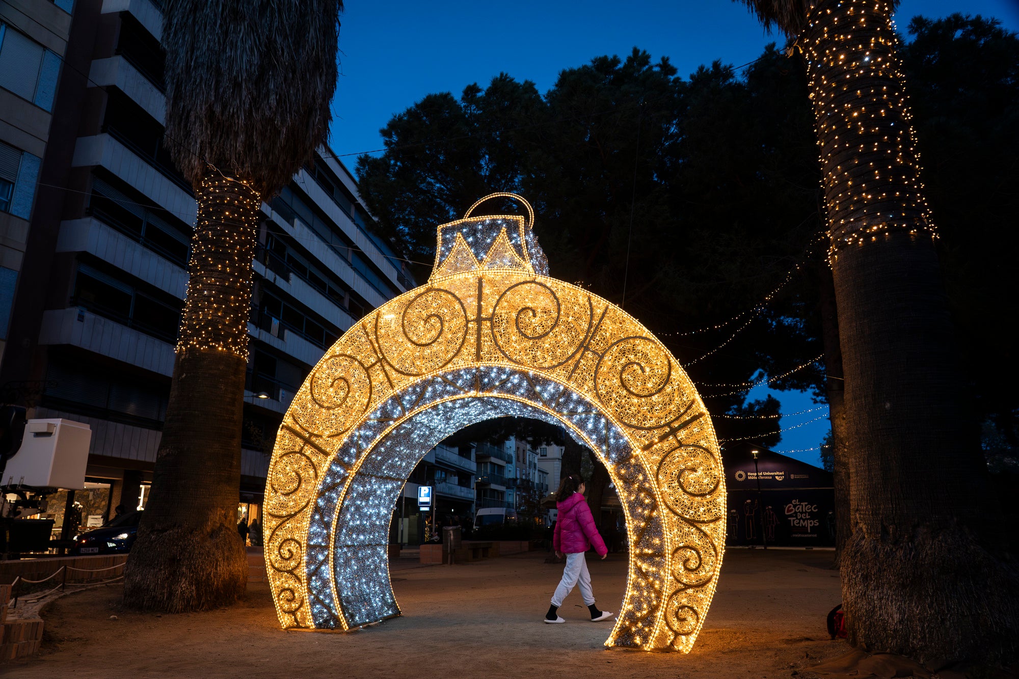 Terrassa ja brilla amb llum pròpia! Els carrers, places i avingudes s’han encès per transformar la ciutat en un espai ple de calidesa, color i esperit festiu. Des de les llums més tradicionals fins a instal·lacions plenes de creativitat, cada racó s’ha omplert de detalls que conviden a passejar, gaudir i viure el Nadal en família.