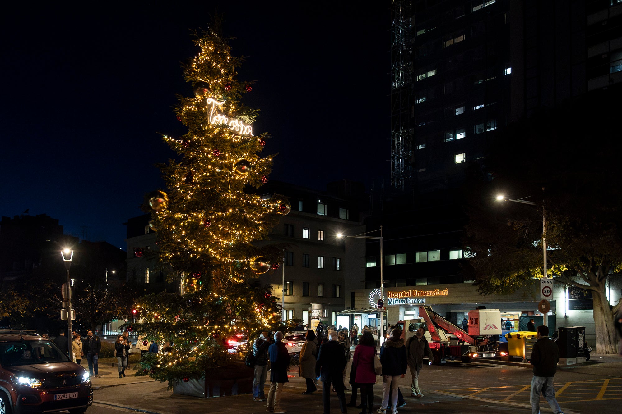 Aquest dilluns s’ha inaugurat “El batec del temps', una experiència immersiva impulsada des de MútuaTerrassa que ofereix la possibilitat de descobrir la història d’una entitat que enguany celebra els 125 anys d’existència. El visitant viatja de la mà d’en Roc i l’Eva i amb l’ajuda d’unes ulleres de realitat virtual des de la Terrassa de principis del segle XX fins a l’actualitat, on pot veure la tecnologia més innovadora que es fa servir a l’Hospital Universitari MútuaTerrassa, i els reptes de futur. La carpa s’ubica al passeig del Comte d’Egara, fins a l’1 de febrer, i compta amb un espai interior de prop de 200 metres quadrats. L’activitat és gratuïta i oberta a tota la ciutadania, i com que son passis de 15 minuts, es recomana prèvia inscripció a https://elbatecdeltemps.com/reservar/ 