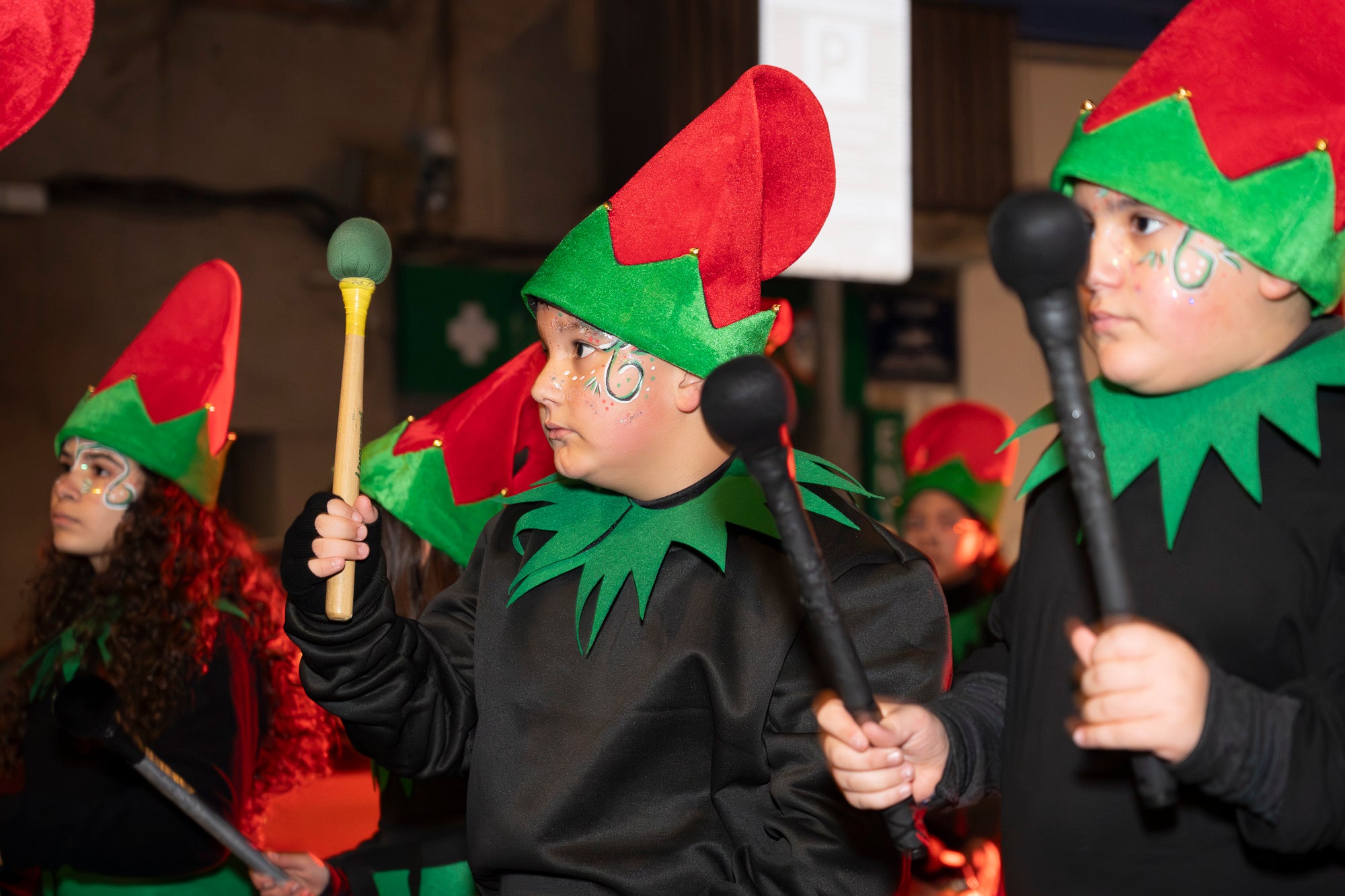 Sant Pere Nord ha viscut aquest diumenge l’arribada del Pare Noel. Ha estat la primera vegada que aquesta figura de Nadal realitzava una cercavila pel barri, i ho ha fet acompanyat per elfs, majorettes i alguns personatges sorprenents. La pluja va fer que s’anul·lés la cercavila prevista per dissabte, però des de les entitats organitzadores, Diables de Sant Pere Nord i AV Sant Pere Nord, no es van rendir i van decidir traslladar-ho a l’endemà. 