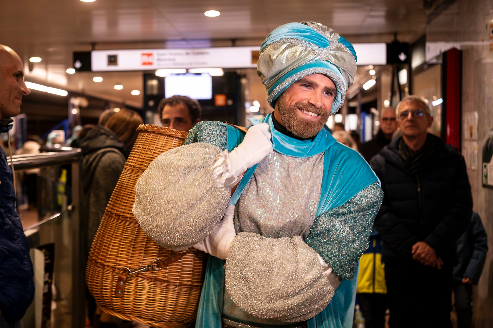 Malgrat unes condicions meteorològiques adverses, que han obligat a canviar l'itinerari de la corrua anant en trenet des de l'Estació del Nord i impedint que els Gegants de Terrassa poguessin acompanyar-lo baixant pel carrer de la Font Vella i es fes el Ball de l'Àliga al final, el patge Xiu-Xiu ha tingut la grata sorpresa a la seva arribada al Raval de Montserrat de trobar-se amb el seu capgròs com a regal pel seu 75 aniversari. Obra de l'artesà Jan Grau, el patge també compta a partir d'ara amb la seva figureta al pessebre oficial davant de l'Ajuntament. I des d'aquest dissabte i fins al 5 de gener, recorrerà els barris de la ciutat per recollir les cartes als Reis dels nens i nenes que s'hagin portat bé | Mireia Comas