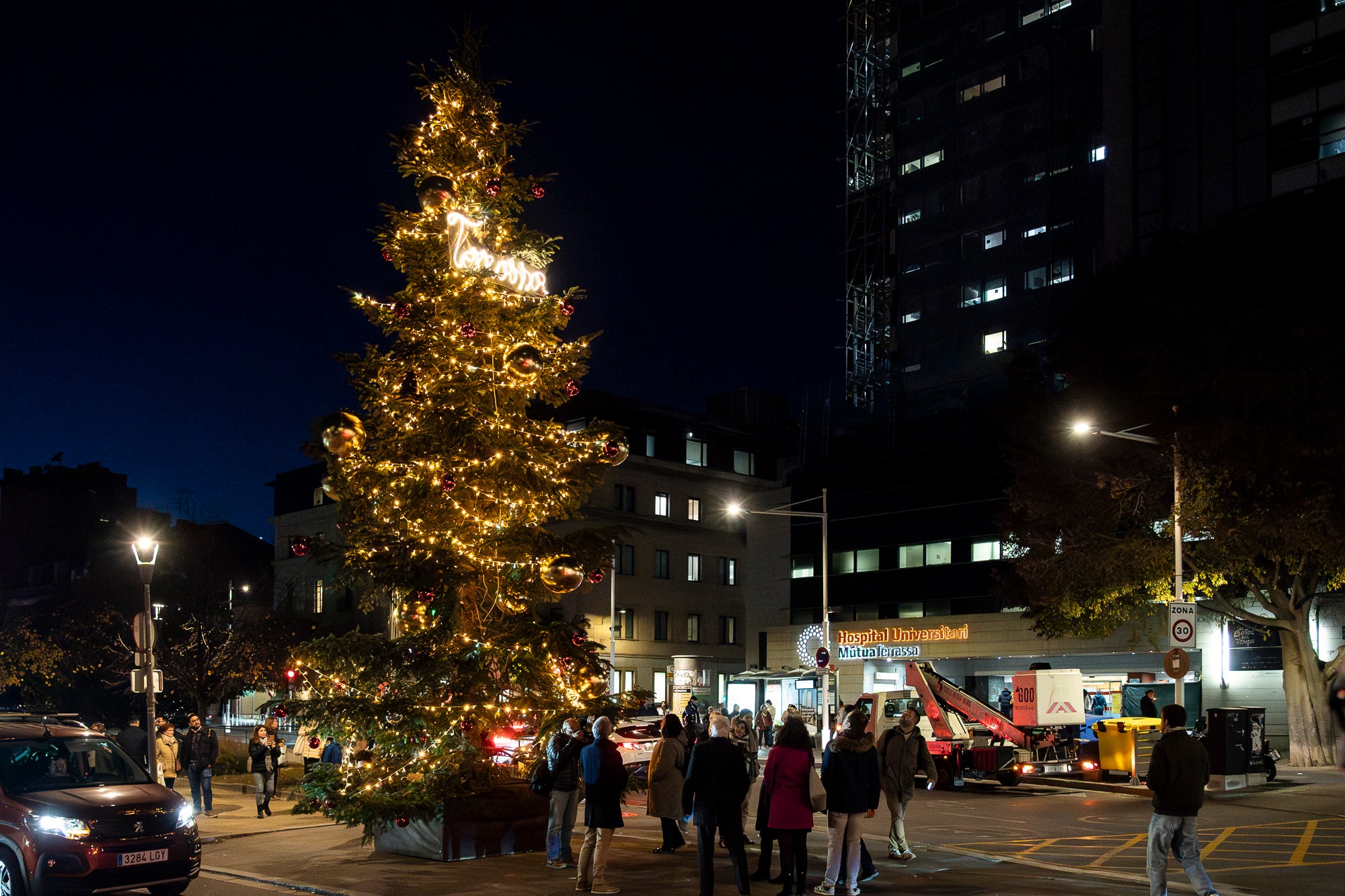 Terrassa es vesteix de màgia un any més amb arbres de Nadal repartits per diversos punts de la ciutat. Cada espai té el seu encant especial i converteix els carrers en un recorregut ple de llum, color i esperit nadalenc. En total, són sis arbres situats a Raval de Montserrat, Plaça del Doctor Robert, Plaça de Can Palet, Monument de la Dona, Plaça del Roc Blanc i Agustí Bartra | Mireia Comas
