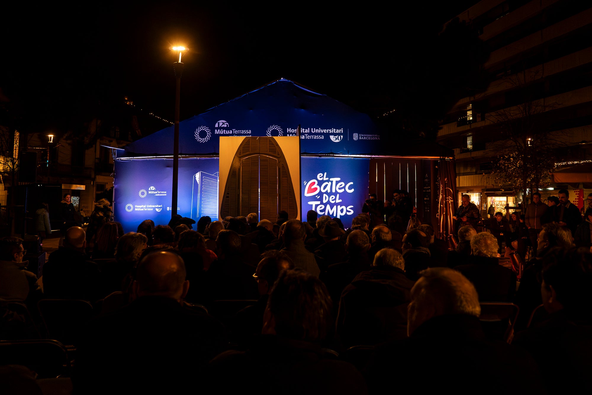 Aquest dilluns s’ha inaugurat “El batec del temps', una experiència immersiva impulsada des de MútuaTerrassa que ofereix la possibilitat de descobrir la història d’una entitat que enguany celebra els 125 anys d’existència. El visitant viatja de la mà d’en Roc i l’Eva i amb l’ajuda d’unes ulleres de realitat virtual des de la Terrassa de principis del segle XX fins a l’actualitat, on pot veure la tecnologia més innovadora que es fa servir a l’Hospital Universitari MútuaTerrassa, i els reptes de futur. La carpa s’ubica al passeig del Comte d’Egara, fins a l’1 de febrer, i compta amb un espai interior de prop de 200 metres quadrats. L’activitat és gratuïta i oberta a tota la ciutadania, i com que son passis de 15 minuts, es recomana prèvia inscripció a https://elbatecdeltemps.com/reservar/ 