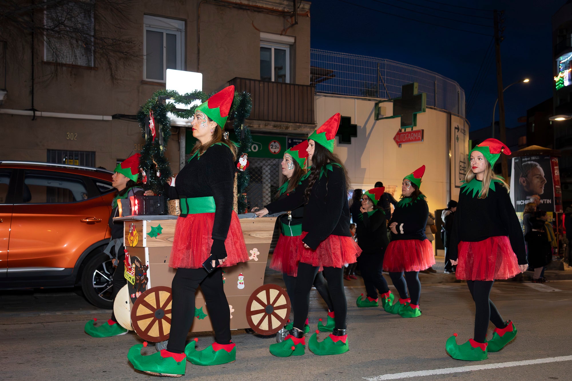 Sant Pere Nord ha viscut aquest diumenge l’arribada del Pare Noel. Ha estat la primera vegada que aquesta figura de Nadal realitzava una cercavila pel barri, i ho ha fet acompanyat per elfs, majorettes i alguns personatges sorprenents. La pluja va fer que s’anul·lés la cercavila prevista per dissabte, però des de les entitats organitzadores, Diables de Sant Pere Nord i AV Sant Pere Nord, no es van rendir i van decidir traslladar-ho a l’endemà. 
