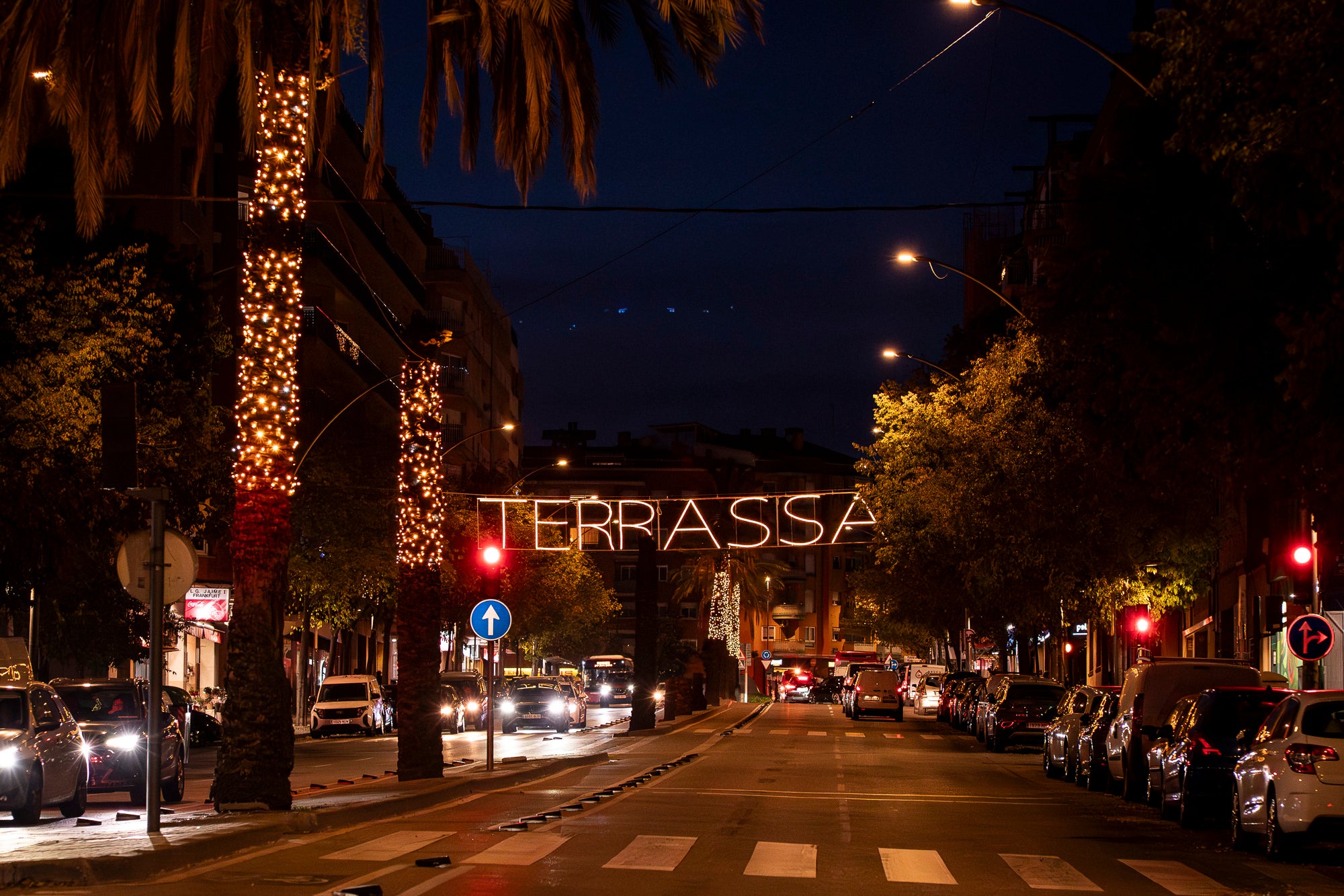Terrassa ja brilla amb llum pròpia! Els carrers, places i avingudes s’han encès per transformar la ciutat en un espai ple de calidesa, color i esperit festiu. Des de les llums més tradicionals fins a instal·lacions plenes de creativitat, cada racó s’ha omplert de detalls que conviden a passejar, gaudir i viure el Nadal en família.