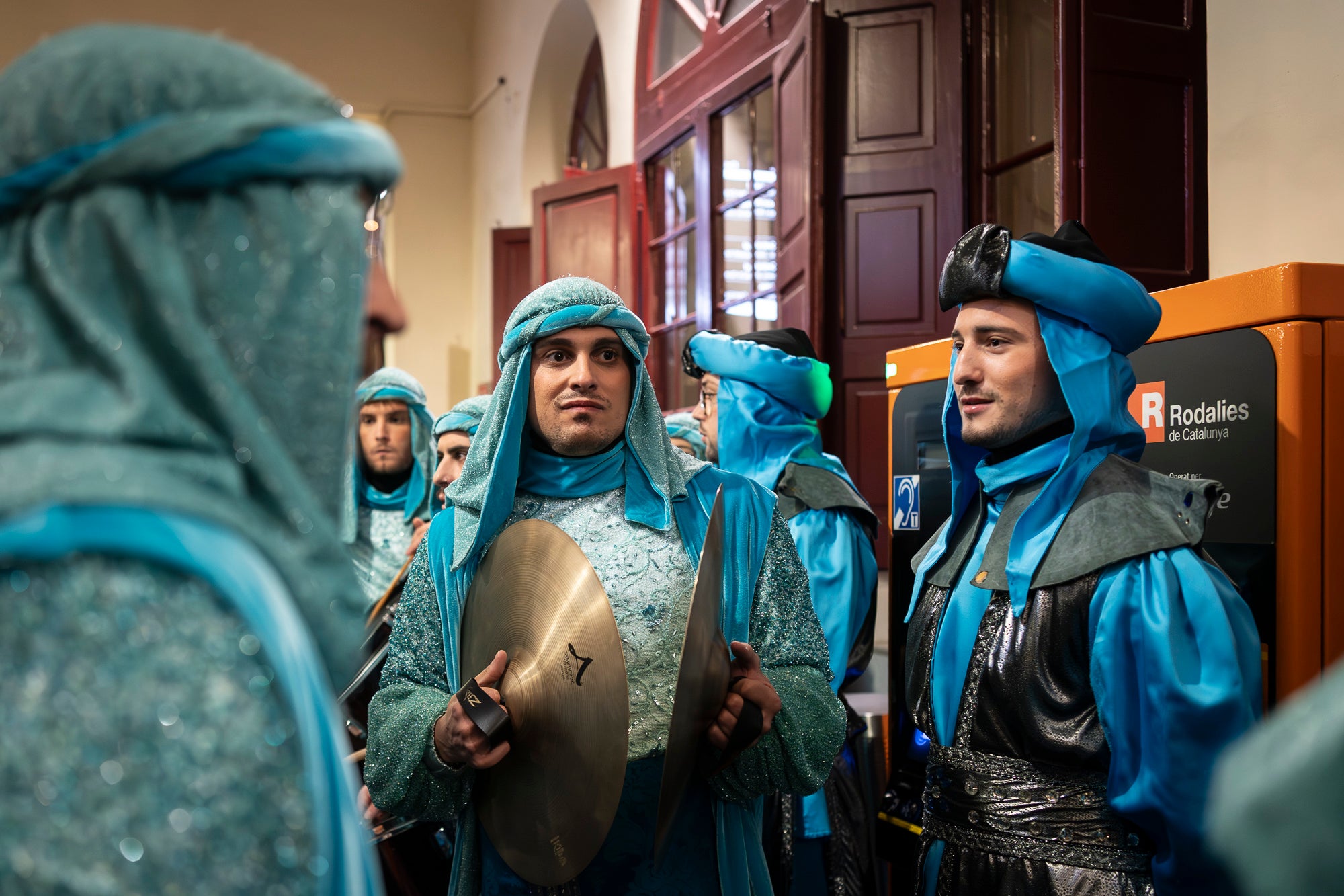 Malgrat unes condicions meteorològiques adverses, que han obligat a canviar l'itinerari de la corrua anant en trenet des de l'Estació del Nord i impedint que els Gegants de Terrassa poguessin acompanyar-lo baixant pel carrer de la Font Vella i es fes el Ball de l'Àliga al final, el patge Xiu-Xiu ha tingut la grata sorpresa a la seva arribada al Raval de Montserrat de trobar-se amb el seu capgròs com a regal pel seu 75 aniversari. Obra de l'artesà Jan Grau, el patge també compta a partir d'ara amb la seva figureta al pessebre oficial davant de l'Ajuntament. I des d'aquest dissabte i fins al 5 de gener, recorrerà els barris de la ciutat per recollir les cartes als Reis dels nens i nenes que s'hagin portat bé | Mireia Comas