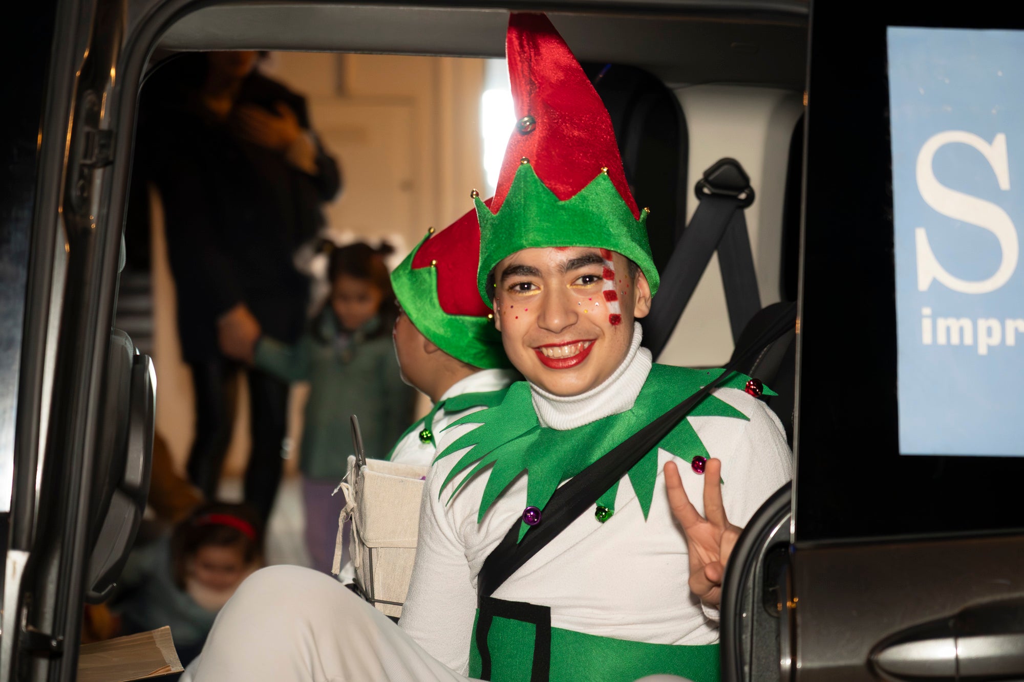 Sant Pere Nord ha viscut aquest diumenge l’arribada del Pare Noel. Ha estat la primera vegada que aquesta figura de Nadal realitzava una cercavila pel barri, i ho ha fet acompanyat per elfs, majorettes i alguns personatges sorprenents. La pluja va fer que s’anul·lés la cercavila prevista per dissabte, però des de les entitats organitzadores, Diables de Sant Pere Nord i AV Sant Pere Nord, no es van rendir i van decidir traslladar-ho a l’endemà. 