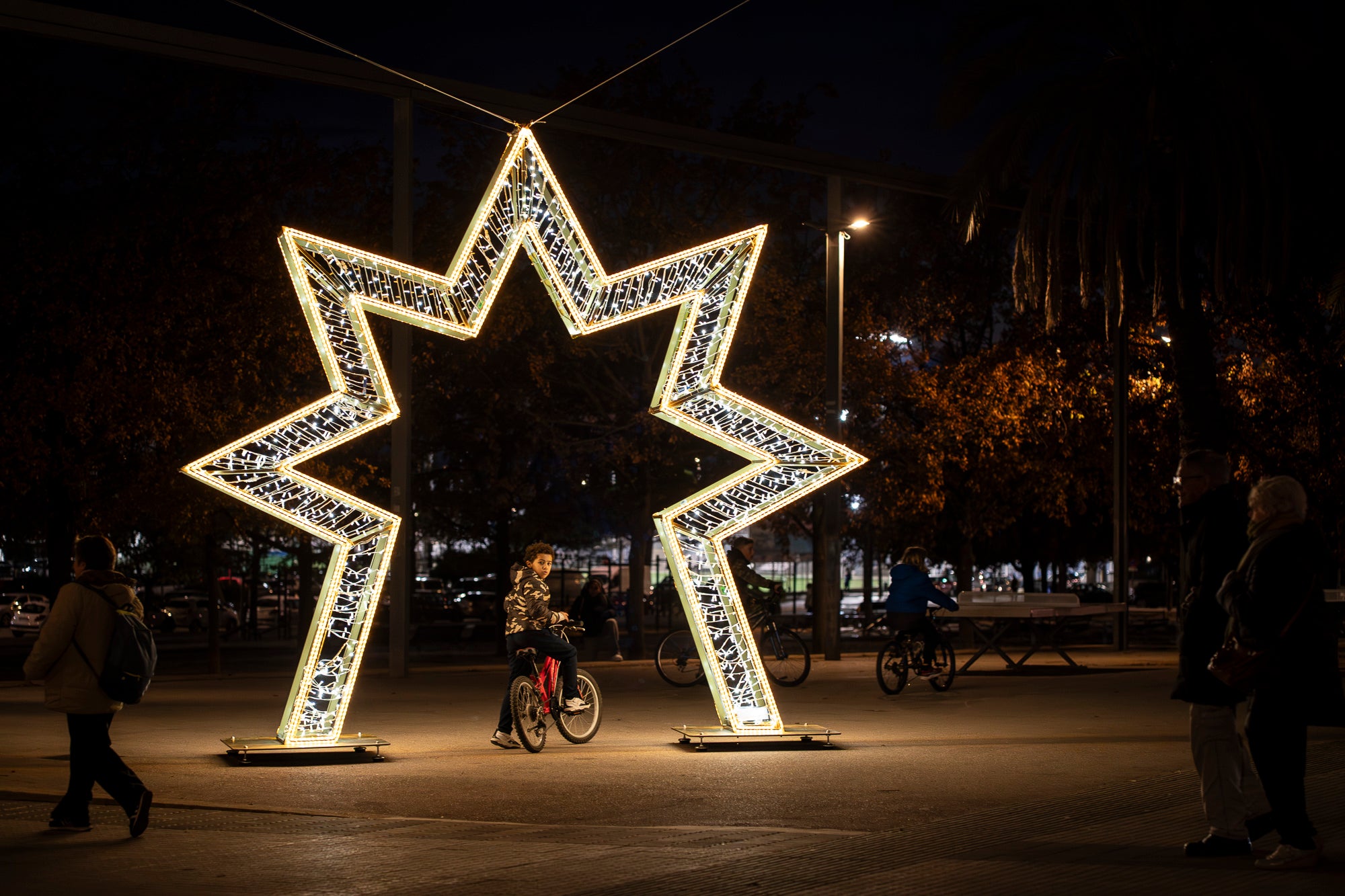Terrassa ja brilla amb llum pròpia! Els carrers, places i avingudes s’han encès per transformar la ciutat en un espai ple de calidesa, color i esperit festiu. Des de les llums més tradicionals fins a instal·lacions plenes de creativitat, cada racó s’ha omplert de detalls que conviden a passejar, gaudir i viure el Nadal en família.