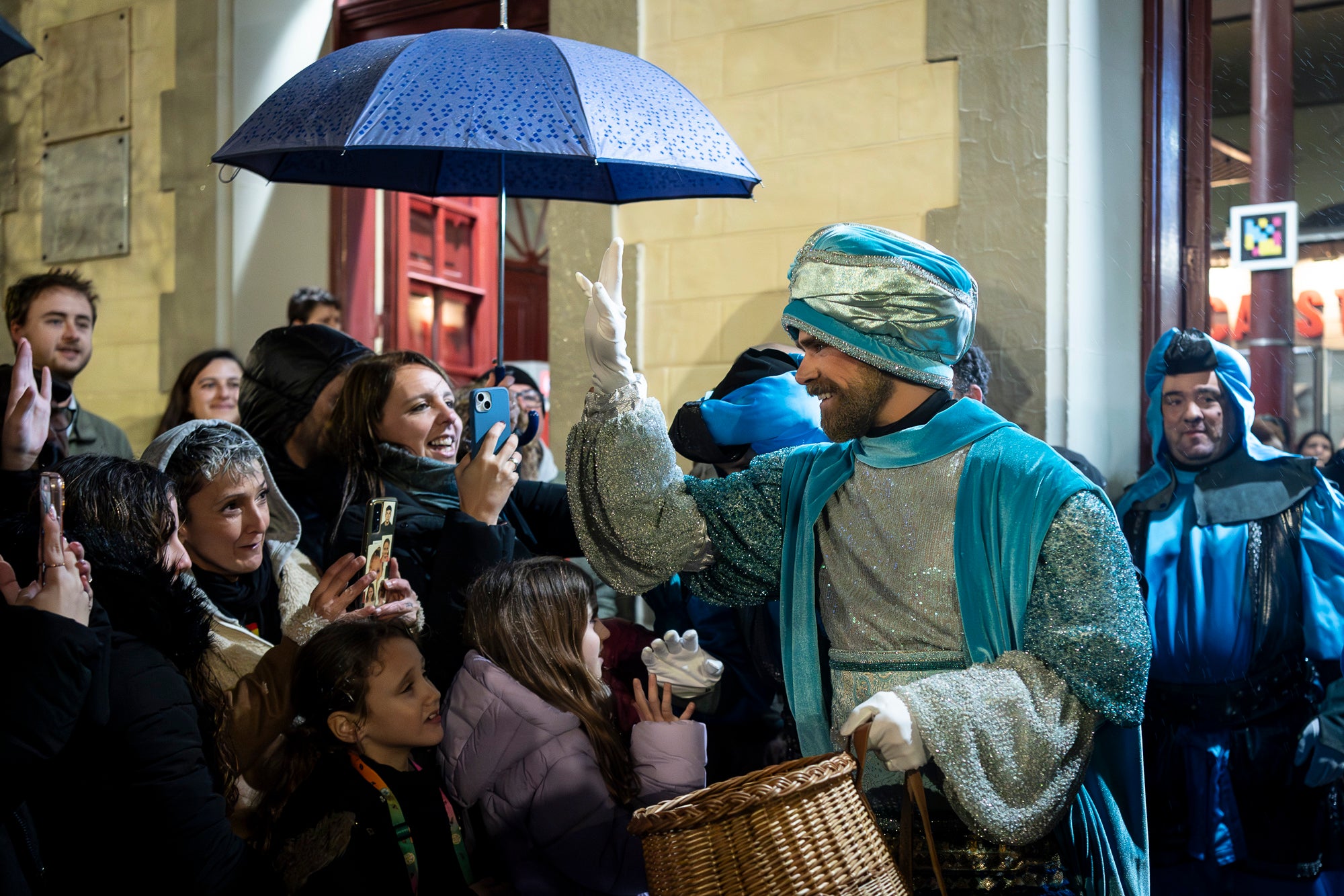 Malgrat unes condicions meteorològiques adverses, que han obligat a canviar l'itinerari de la corrua anant en trenet des de l'Estació del Nord i impedint que els Gegants de Terrassa poguessin acompanyar-lo baixant pel carrer de la Font Vella i es fes el Ball de l'Àliga al final, el patge Xiu-Xiu ha tingut la grata sorpresa a la seva arribada al Raval de Montserrat de trobar-se amb el seu capgròs com a regal pel seu 75 aniversari. Obra de l'artesà Jan Grau, el patge també compta a partir d'ara amb la seva figureta al pessebre oficial davant de l'Ajuntament. I des d'aquest dissabte i fins al 5 de gener, recorrerà els barris de la ciutat per recollir les cartes als Reis dels nens i nenes que s'hagin portat bé | Mireia Comas