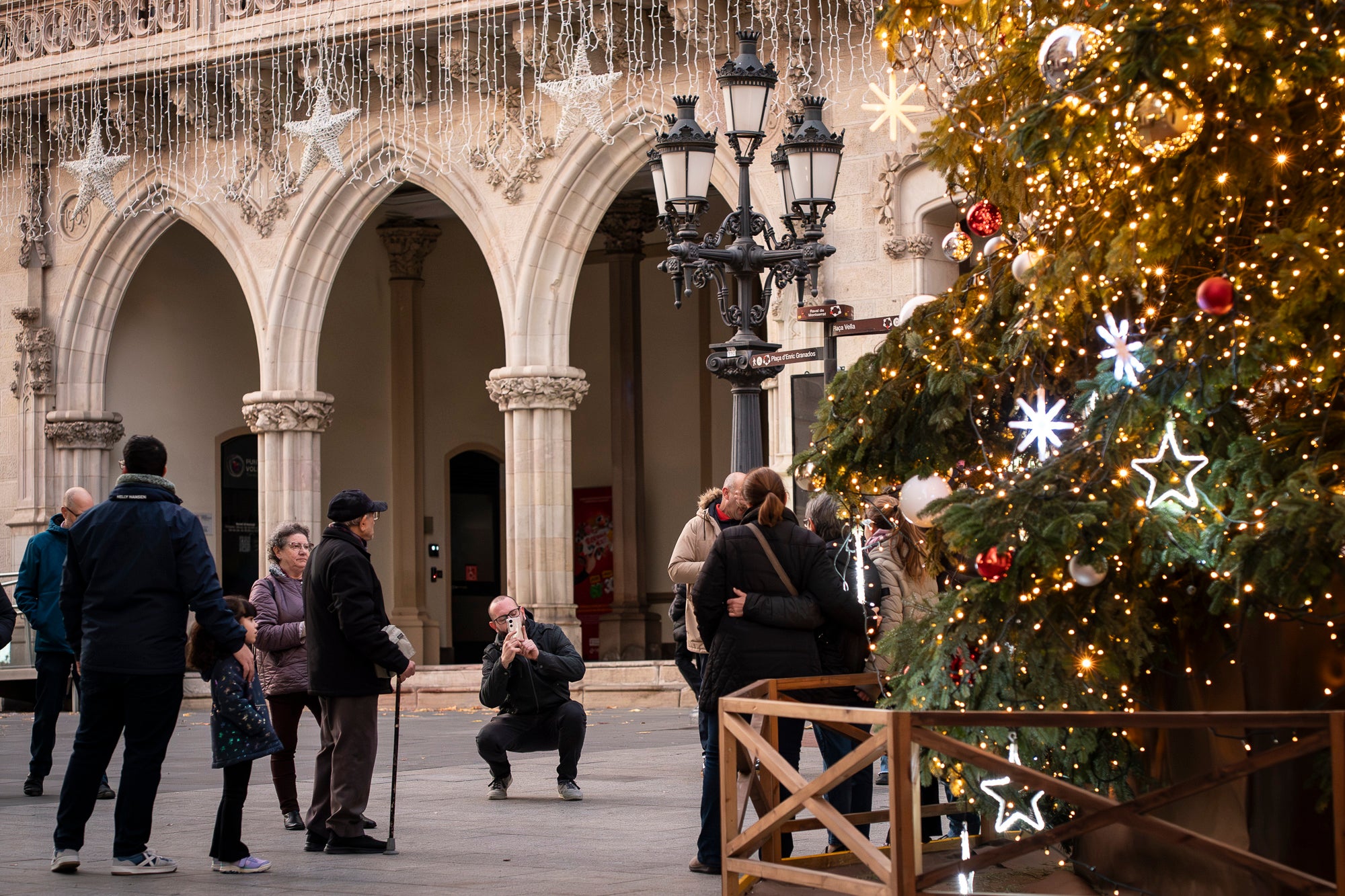 Terrassa es vesteix de màgia un any més amb arbres de Nadal repartits per diversos punts de la ciutat. Cada espai té el seu encant especial i converteix els carrers en un recorregut ple de llum, color i esperit nadalenc. En total, són sis arbres situats a Raval de Montserrat, Plaça del Doctor Robert, Plaça de Can Palet, Monument de la Dona, Plaça del Roc Blanc i Agustí Bartra | Mireia Comas