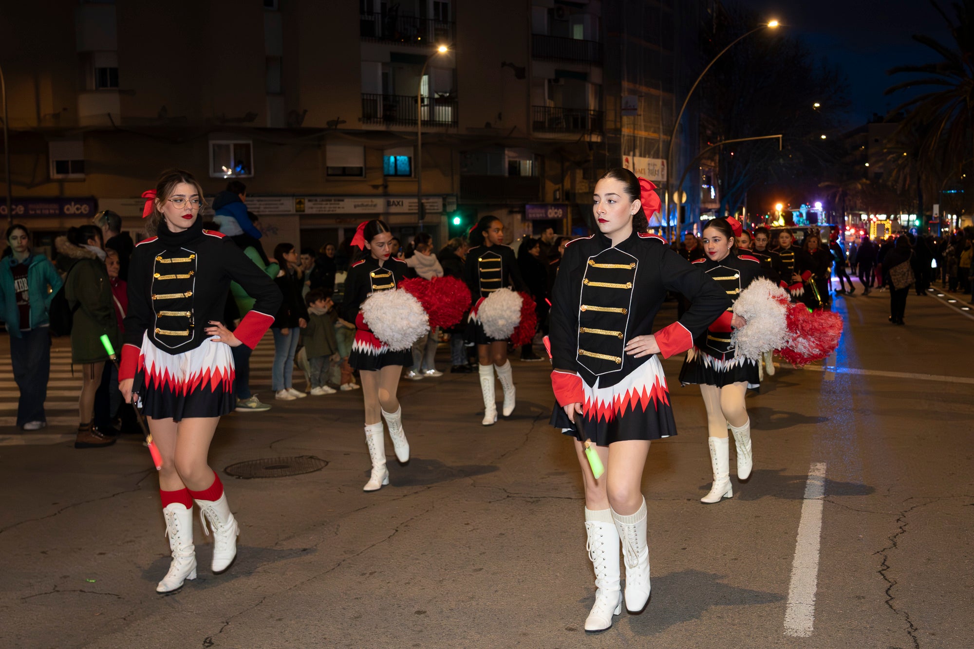 Sant Pere Nord ha viscut aquest diumenge l’arribada del Pare Noel. Ha estat la primera vegada que aquesta figura de Nadal realitzava una cercavila pel barri, i ho ha fet acompanyat per elfs, majorettes i alguns personatges sorprenents. La pluja va fer que s’anul·lés la cercavila prevista per dissabte, però des de les entitats organitzadores, Diables de Sant Pere Nord i AV Sant Pere Nord, no es van rendir i van decidir traslladar-ho a l’endemà. 