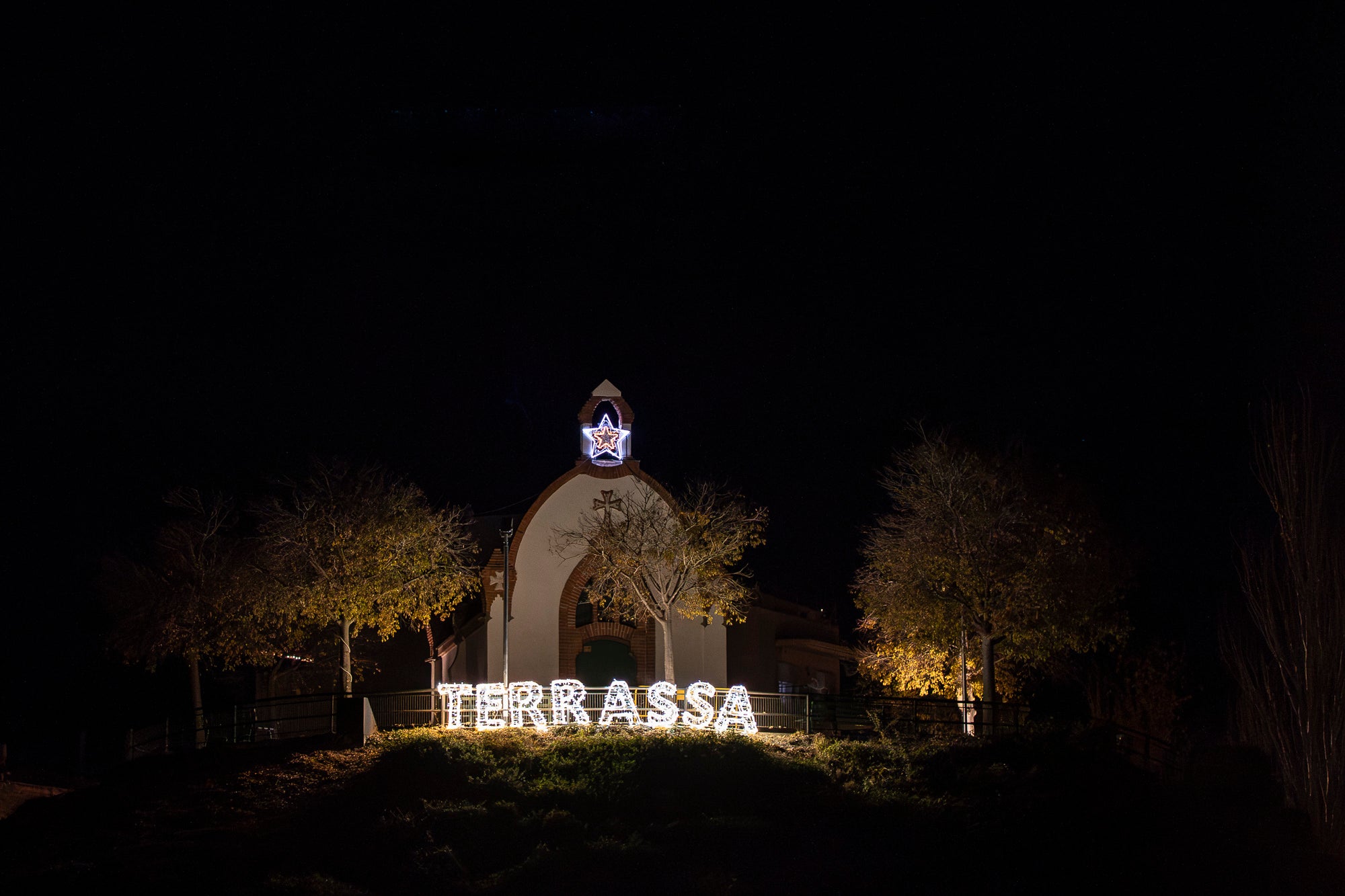 Terrassa ja brilla amb llum pròpia! Els carrers, places i avingudes s’han encès per transformar la ciutat en un espai ple de calidesa, color i esperit festiu. Des de les llums més tradicionals fins a instal·lacions plenes de creativitat, cada racó s’ha omplert de detalls que conviden a passejar, gaudir i viure el Nadal en família.