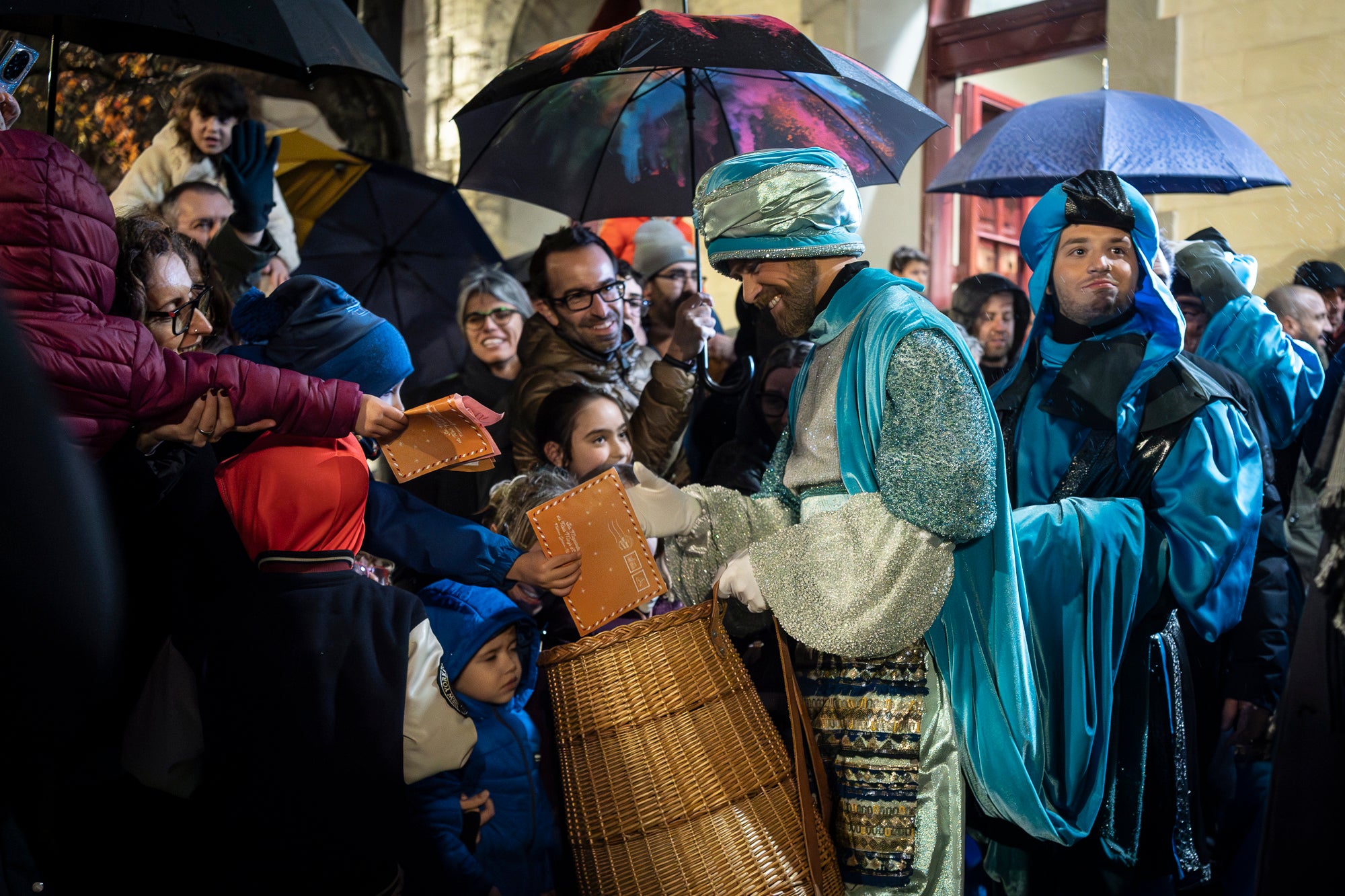 Malgrat unes condicions meteorològiques adverses, que han obligat a canviar l'itinerari de la corrua anant en trenet des de l'Estació del Nord i impedint que els Gegants de Terrassa poguessin acompanyar-lo baixant pel carrer de la Font Vella i es fes el Ball de l'Àliga al final, el patge Xiu-Xiu ha tingut la grata sorpresa a la seva arribada al Raval de Montserrat de trobar-se amb el seu capgròs com a regal pel seu 75 aniversari. Obra de l'artesà Jan Grau, el patge també compta a partir d'ara amb la seva figureta al pessebre oficial davant de l'Ajuntament. I des d'aquest dissabte i fins al 5 de gener, recorrerà els barris de la ciutat per recollir les cartes als Reis dels nens i nenes que s'hagin portat bé | Mireia Comas