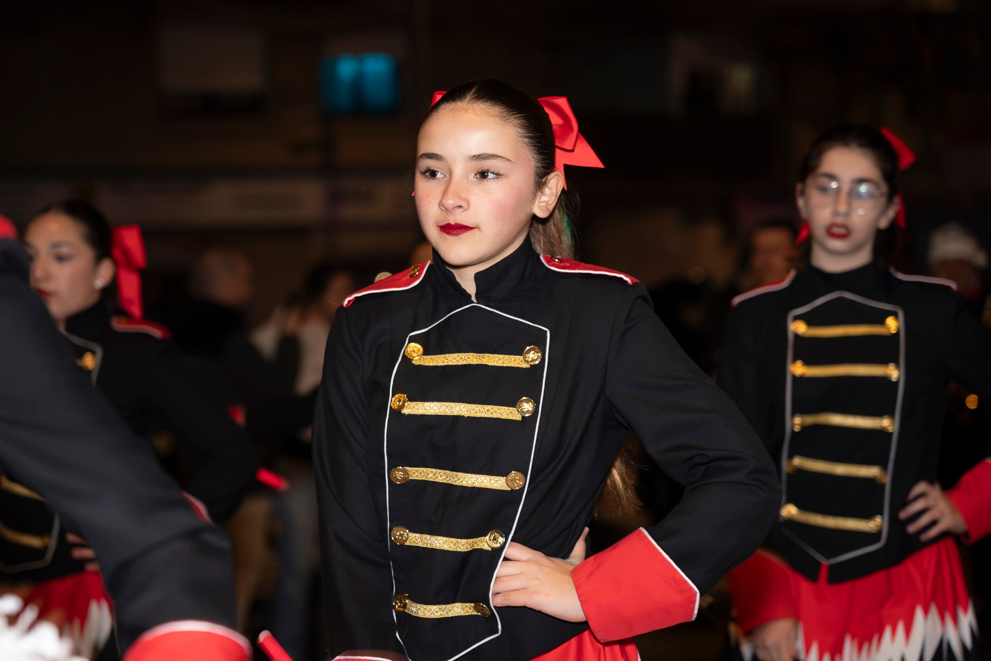 Sant Pere Nord ha viscut aquest diumenge l’arribada del Pare Noel. Ha estat la primera vegada que aquesta figura de Nadal realitzava una cercavila pel barri, i ho ha fet acompanyat per elfs, majorettes i alguns personatges sorprenents. La pluja va fer que s’anul·lés la cercavila prevista per dissabte, però des de les entitats organitzadores, Diables de Sant Pere Nord i AV Sant Pere Nord, no es van rendir i van decidir traslladar-ho a l’endemà. 