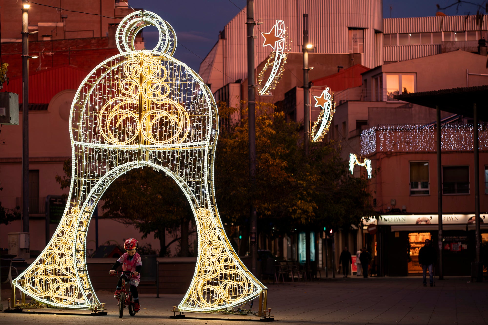Terrassa ja brilla amb llum pròpia! Els carrers, places i avingudes s’han encès per transformar la ciutat en un espai ple de calidesa, color i esperit festiu. Des de les llums més tradicionals fins a instal·lacions plenes de creativitat, cada racó s’ha omplert de detalls que conviden a passejar, gaudir i viure el Nadal en família.