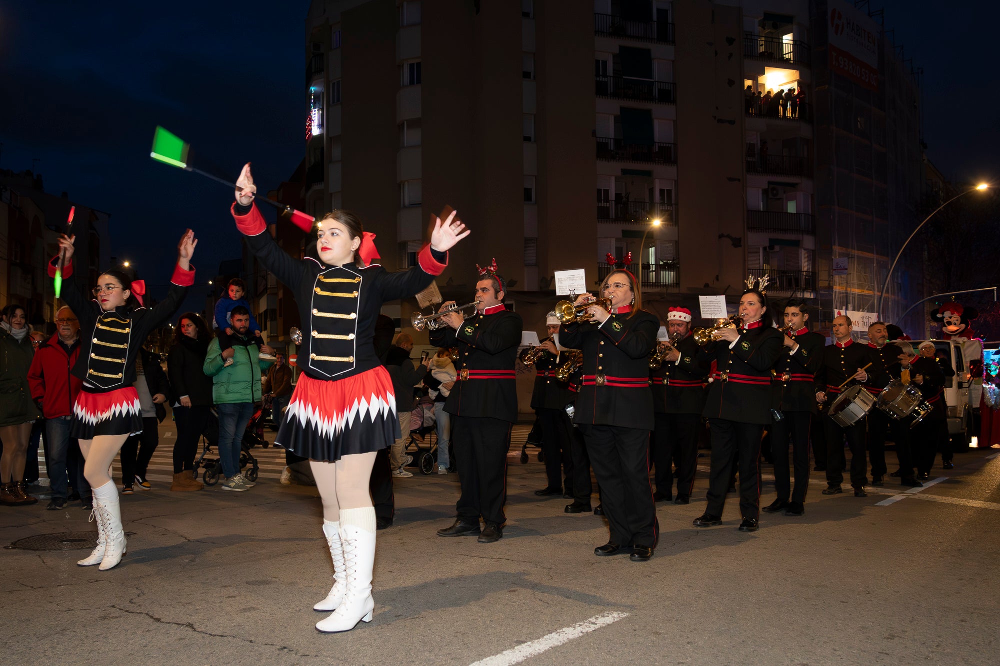 Sant Pere Nord ha viscut aquest diumenge l’arribada del Pare Noel. Ha estat la primera vegada que aquesta figura de Nadal realitzava una cercavila pel barri, i ho ha fet acompanyat per elfs, majorettes i alguns personatges sorprenents. La pluja va fer que s’anul·lés la cercavila prevista per dissabte, però des de les entitats organitzadores, Diables de Sant Pere Nord i AV Sant Pere Nord, no es van rendir i van decidir traslladar-ho a l’endemà. 