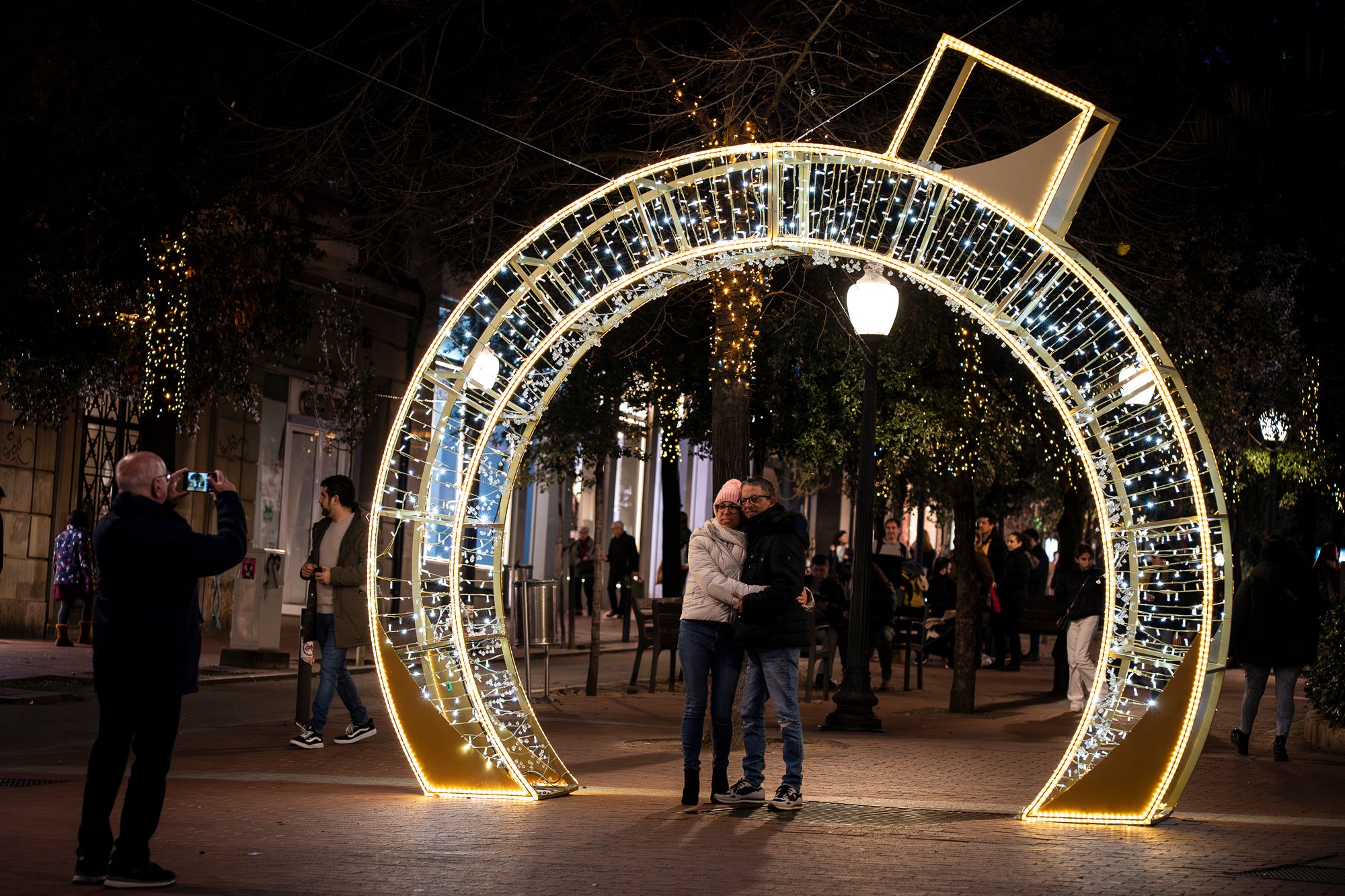 Terrassa ja brilla amb llum pròpia! Els carrers, places i avingudes s’han encès per transformar la ciutat en un espai ple de calidesa, color i esperit festiu. Des de les llums més tradicionals fins a instal·lacions plenes de creativitat, cada racó s’ha omplert de detalls que conviden a passejar, gaudir i viure el Nadal en família.