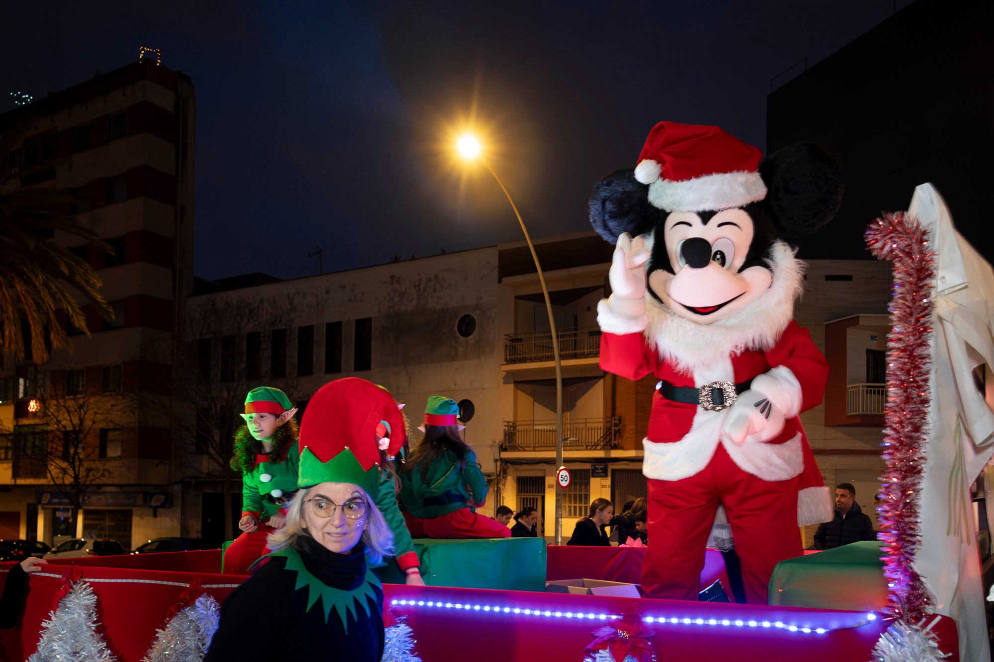 Sant Pere Nord ha viscut aquest diumenge l’arribada del Pare Noel. Ha estat la primera vegada que aquesta figura de Nadal realitzava una cercavila pel barri, i ho ha fet acompanyat per elfs, majorettes i alguns personatges sorprenents. La pluja va fer que s’anul·lés la cercavila prevista per dissabte, però des de les entitats organitzadores, Diables de Sant Pere Nord i AV Sant Pere Nord, no es van rendir i van decidir traslladar-ho a l’endemà. 