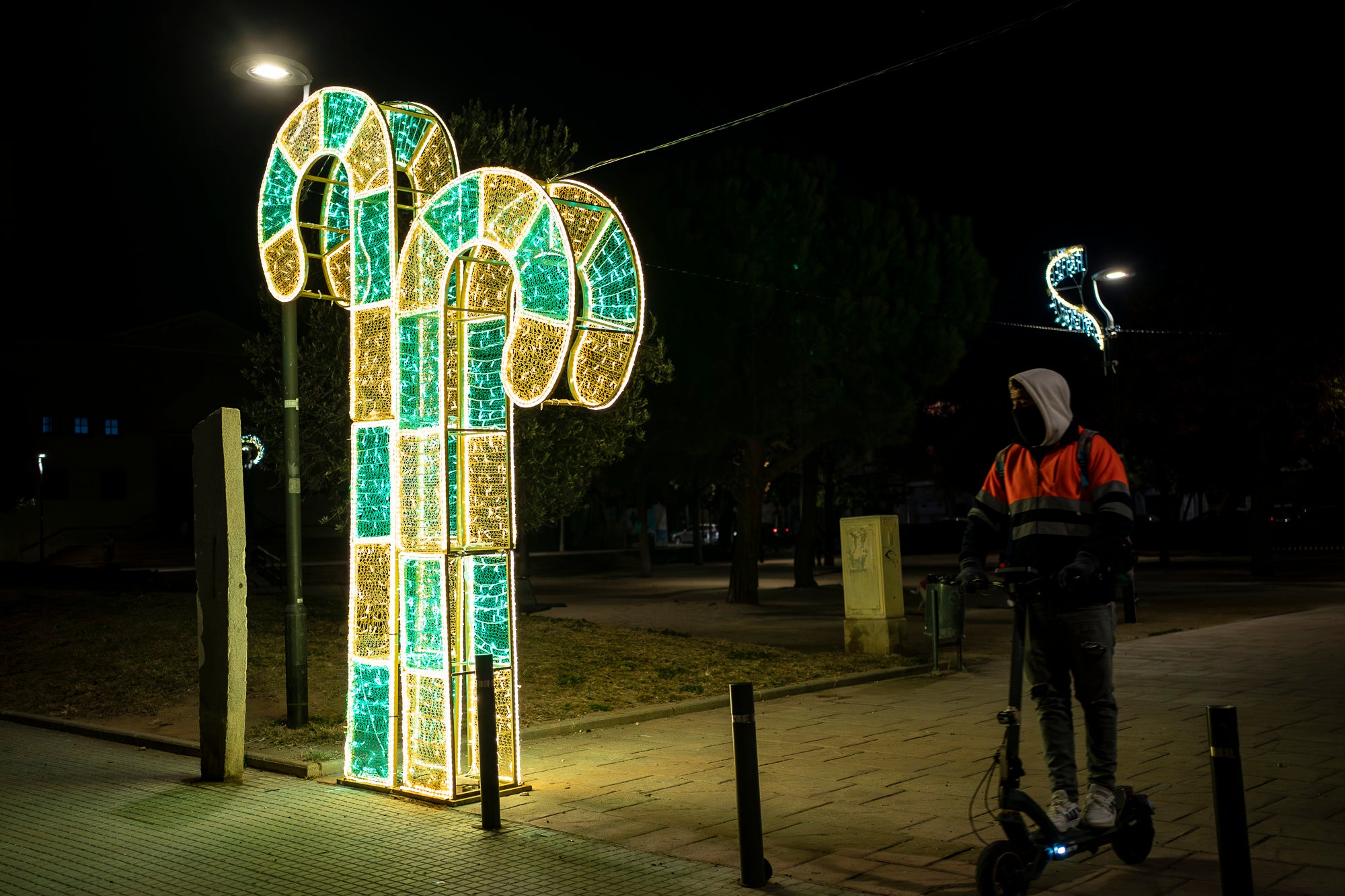 Terrassa ja brilla amb llum pròpia! Els carrers, places i avingudes s’han encès per transformar la ciutat en un espai ple de calidesa, color i esperit festiu. Des de les llums més tradicionals fins a instal·lacions plenes de creativitat, cada racó s’ha omplert de detalls que conviden a passejar, gaudir i viure el Nadal en família.