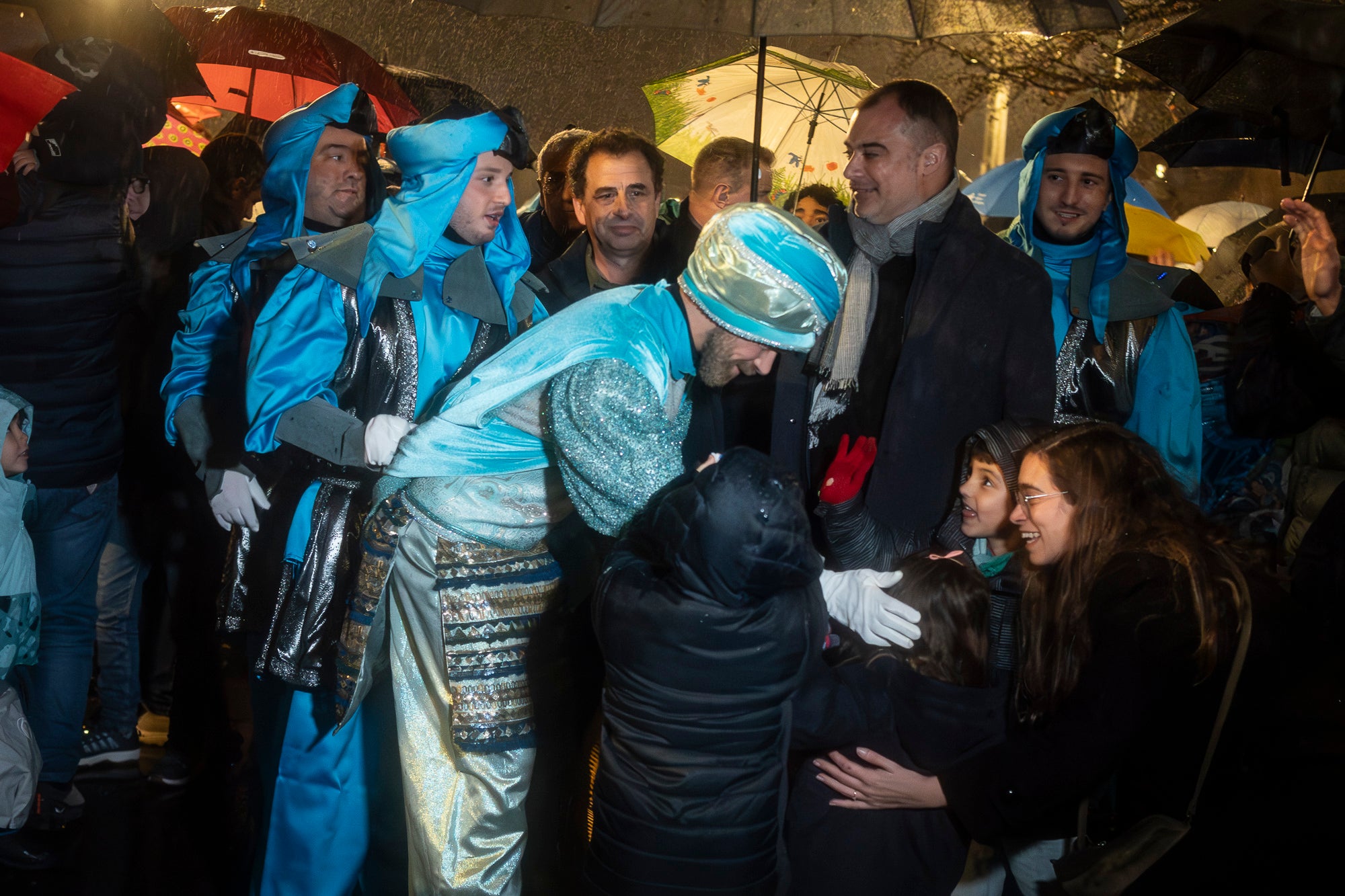Malgrat unes condicions meteorològiques adverses, que han obligat a canviar l'itinerari de la corrua anant en trenet des de l'Estació del Nord i impedint que els Gegants de Terrassa poguessin acompanyar-lo baixant pel carrer de la Font Vella i es fes el Ball de l'Àliga al final, el patge Xiu-Xiu ha tingut la grata sorpresa a la seva arribada al Raval de Montserrat de trobar-se amb el seu capgròs com a regal pel seu 75 aniversari. Obra de l'artesà Jan Grau, el patge també compta a partir d'ara amb la seva figureta al pessebre oficial davant de l'Ajuntament. I des d'aquest dissabte i fins al 5 de gener, recorrerà els barris de la ciutat per recollir les cartes als Reis dels nens i nenes que s'hagin portat bé | Mireia Comas