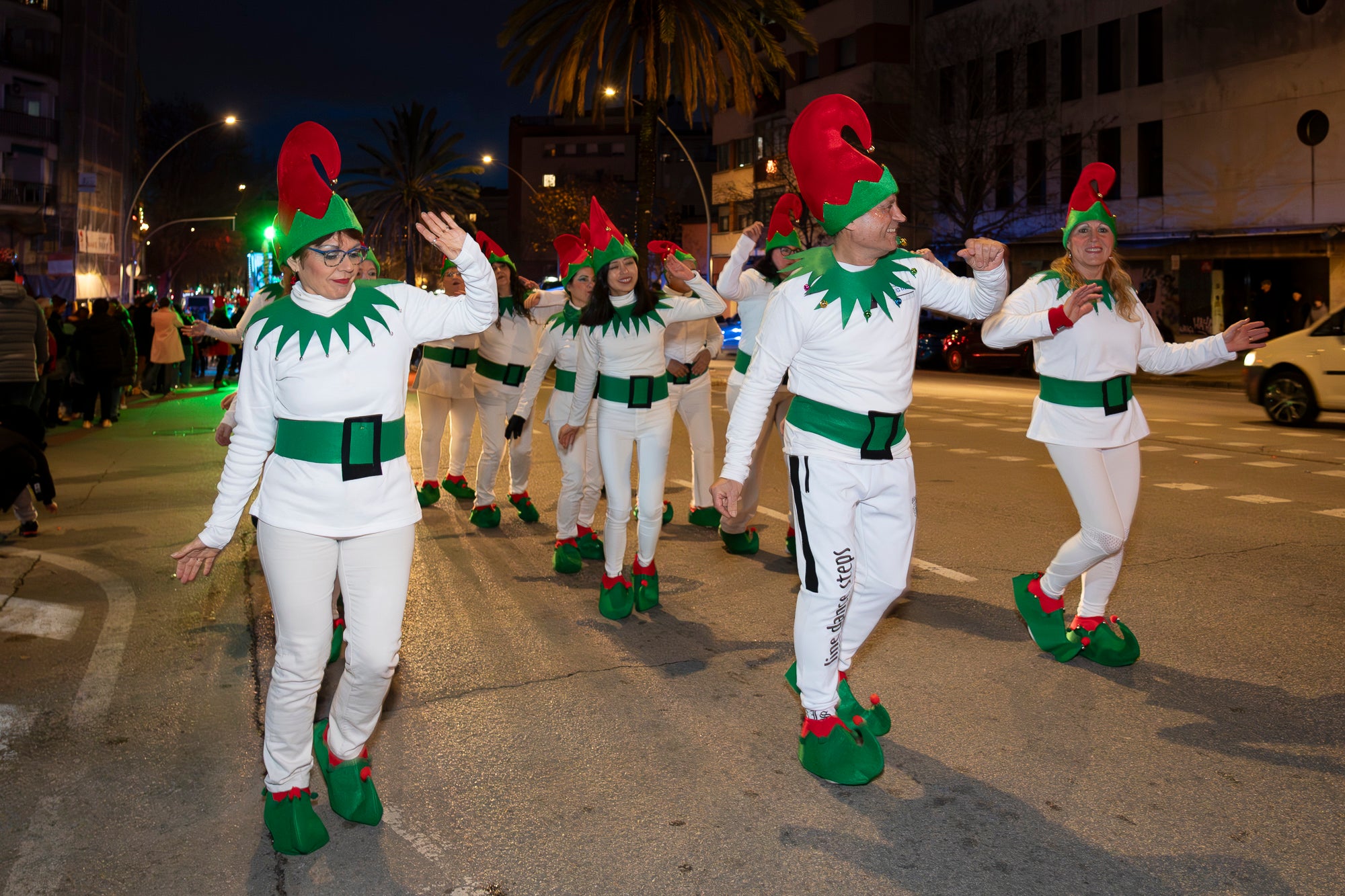 Sant Pere Nord ha viscut aquest diumenge l’arribada del Pare Noel. Ha estat la primera vegada que aquesta figura de Nadal realitzava una cercavila pel barri, i ho ha fet acompanyat per elfs, majorettes i alguns personatges sorprenents. La pluja va fer que s’anul·lés la cercavila prevista per dissabte, però des de les entitats organitzadores, Diables de Sant Pere Nord i AV Sant Pere Nord, no es van rendir i van decidir traslladar-ho a l’endemà. 