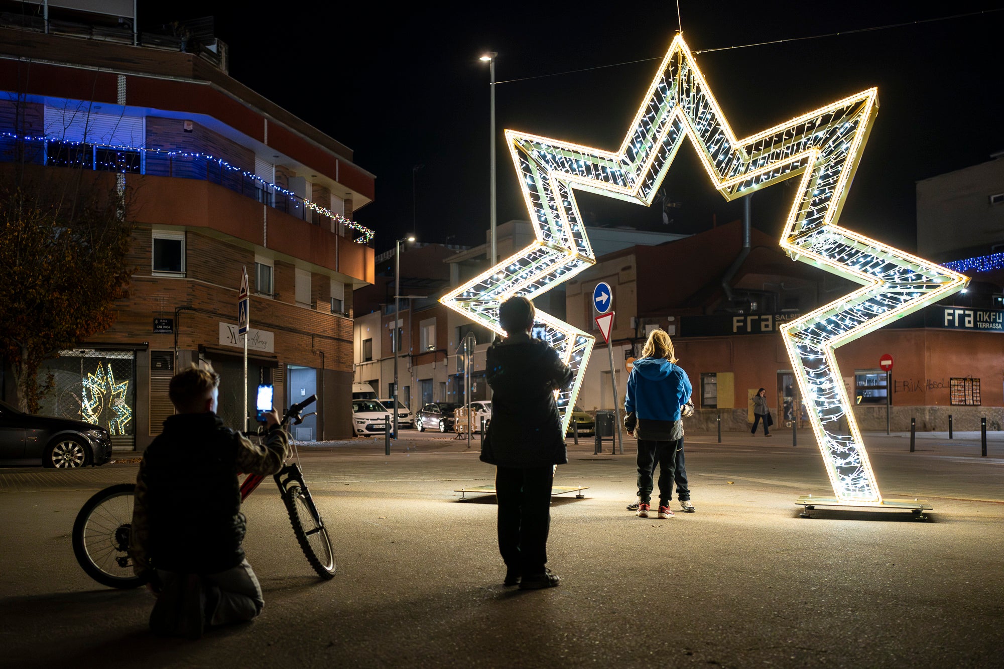Terrassa ja brilla amb llum pròpia! Els carrers, places i avingudes s’han encès per transformar la ciutat en un espai ple de calidesa, color i esperit festiu. Des de les llums més tradicionals fins a instal·lacions plenes de creativitat, cada racó s’ha omplert de detalls que conviden a passejar, gaudir i viure el Nadal en família.