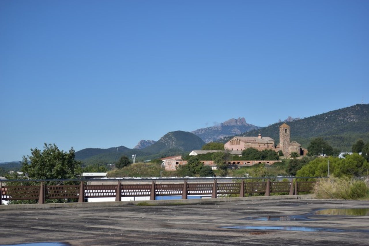 Imatge de part de l'espai del futur parc amb Santa Maria de Toudell, al fons. L'àrea d'intervenció és de 20.000 m2 | Aj. Viladecavalls