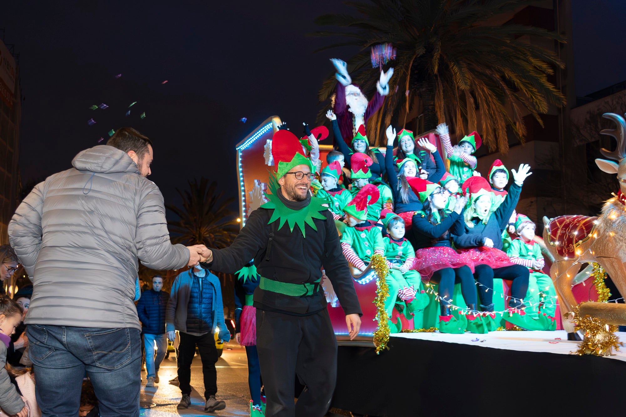 Sant Pere Nord ha viscut aquest diumenge l’arribada del Pare Noel. Ha estat la primera vegada que aquesta figura de Nadal realitzava una cercavila pel barri, i ho ha fet acompanyat per elfs, majorettes i alguns personatges sorprenents. La pluja va fer que s’anul·lés la cercavila prevista per dissabte, però des de les entitats organitzadores, Diables de Sant Pere Nord i AV Sant Pere Nord, no es van rendir i van decidir traslladar-ho a l’endemà. 