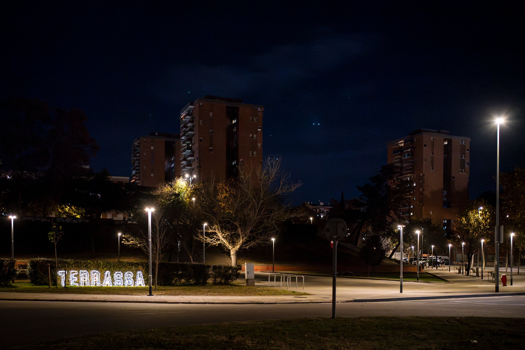 Terrassa ja brilla amb llum pròpia! Els carrers, places i avingudes s’han encès per transformar la ciutat en un espai ple de calidesa, color i esperit festiu. Des de les llums més tradicionals fins a instal·lacions plenes de creativitat, cada racó s’ha omplert de detalls que conviden a passejar, gaudir i viure el Nadal en família.