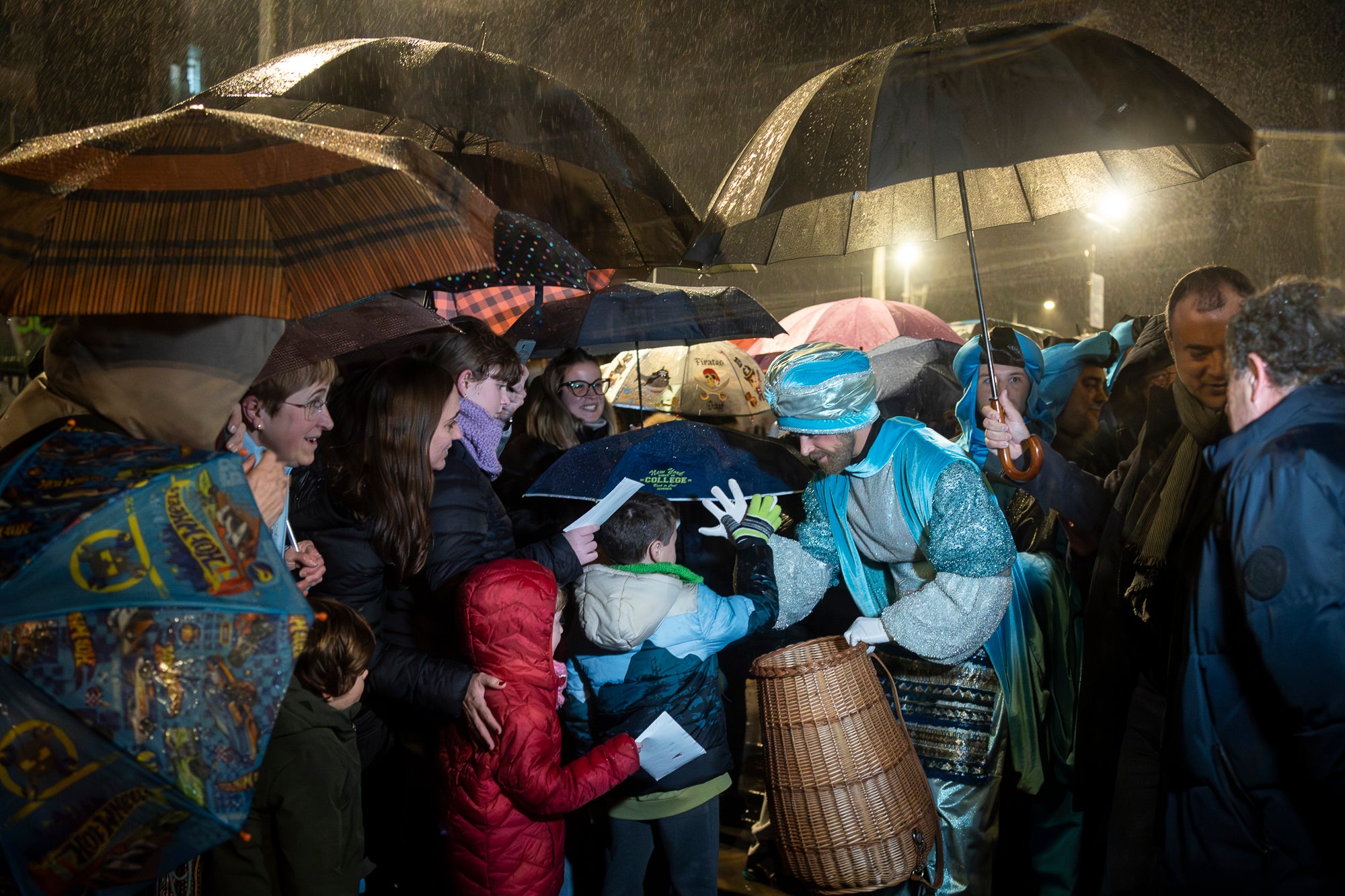 Malgrat unes condicions meteorològiques adverses, que han obligat a canviar l'itinerari de la corrua anant en trenet des de l'Estació del Nord i impedint que els Gegants de Terrassa poguessin acompanyar-lo baixant pel carrer de la Font Vella i es fes el Ball de l'Àliga al final, el patge Xiu-Xiu ha tingut la grata sorpresa a la seva arribada al Raval de Montserrat de trobar-se amb el seu capgròs com a regal pel seu 75 aniversari. Obra de l'artesà Jan Grau, el patge també compta a partir d'ara amb la seva figureta al pessebre oficial davant de l'Ajuntament. I des d'aquest dissabte i fins al 5 de gener, recorrerà els barris de la ciutat per recollir les cartes als Reis dels nens i nenes que s'hagin portat bé | Mireia Comas