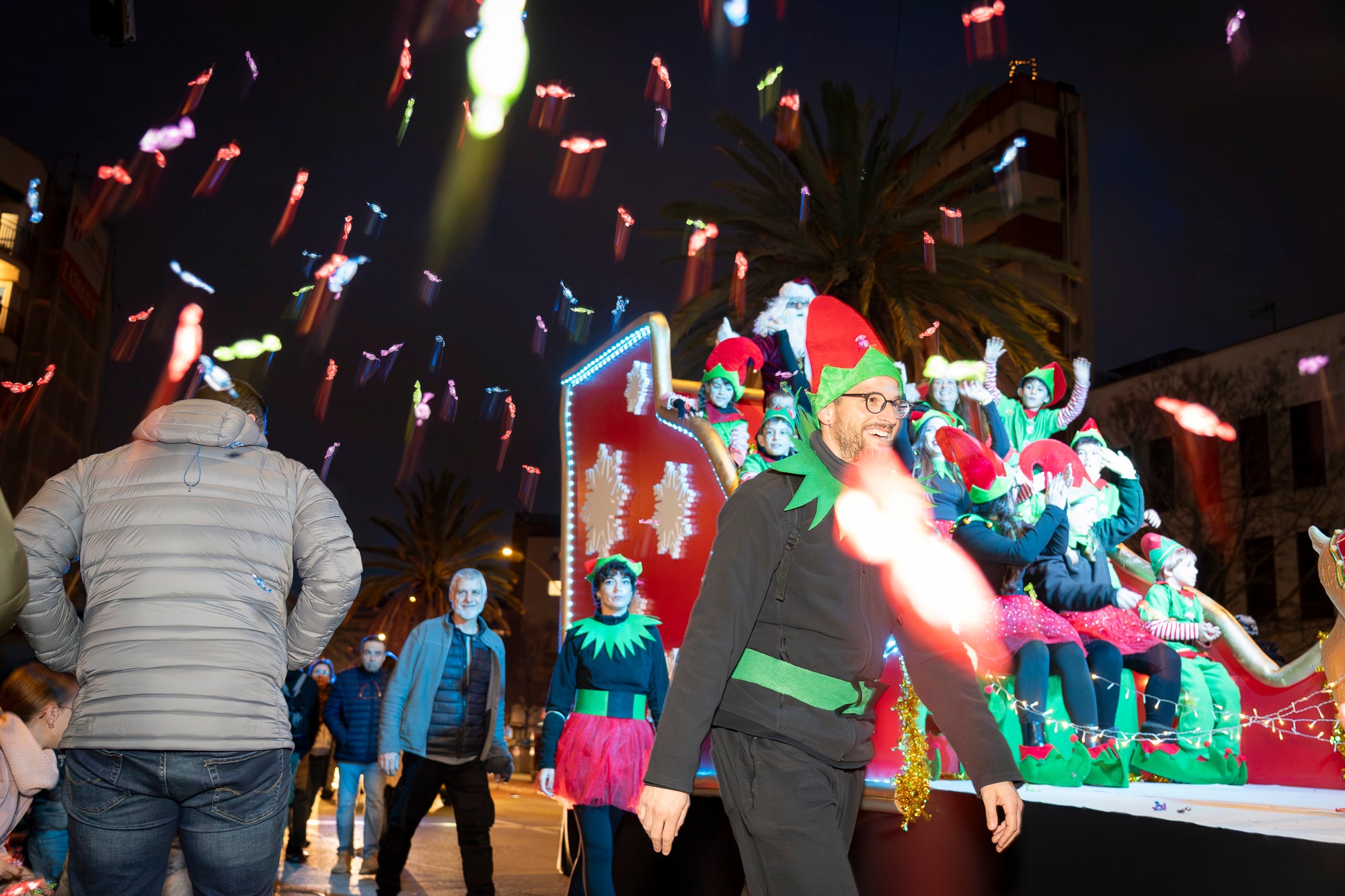 Sant Pere Nord ha viscut aquest diumenge l’arribada del Pare Noel. Ha estat la primera vegada que aquesta figura de Nadal realitzava una cercavila pel barri, i ho ha fet acompanyat per elfs, majorettes i alguns personatges sorprenents. La pluja va fer que s’anul·lés la cercavila prevista per dissabte, però des de les entitats organitzadores, Diables de Sant Pere Nord i AV Sant Pere Nord, no es van rendir i van decidir traslladar-ho a l’endemà. 