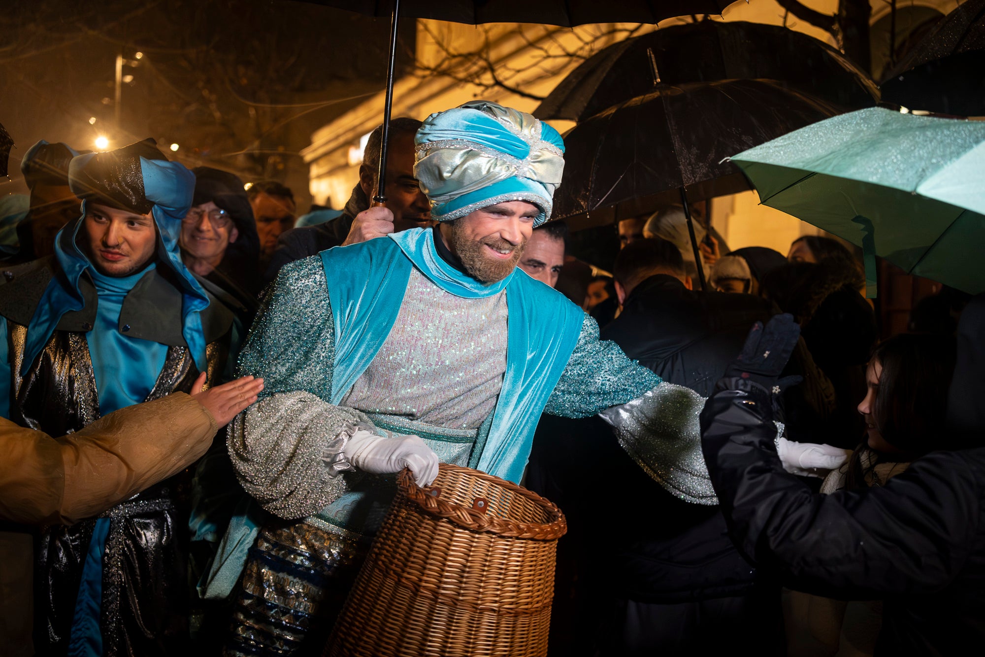 Malgrat unes condicions meteorològiques adverses, que han obligat a canviar l'itinerari de la corrua anant en trenet des de l'Estació del Nord i impedint que els Gegants de Terrassa poguessin acompanyar-lo baixant pel carrer de la Font Vella i es fes el Ball de l'Àliga al final, el patge Xiu-Xiu ha tingut la grata sorpresa a la seva arribada al Raval de Montserrat de trobar-se amb el seu capgròs com a regal pel seu 75 aniversari. Obra de l'artesà Jan Grau, el patge també compta a partir d'ara amb la seva figureta al pessebre oficial davant de l'Ajuntament. I des d'aquest dissabte i fins al 5 de gener, recorrerà els barris de la ciutat per recollir les cartes als Reis dels nens i nenes que s'hagin portat bé | Mireia Comas