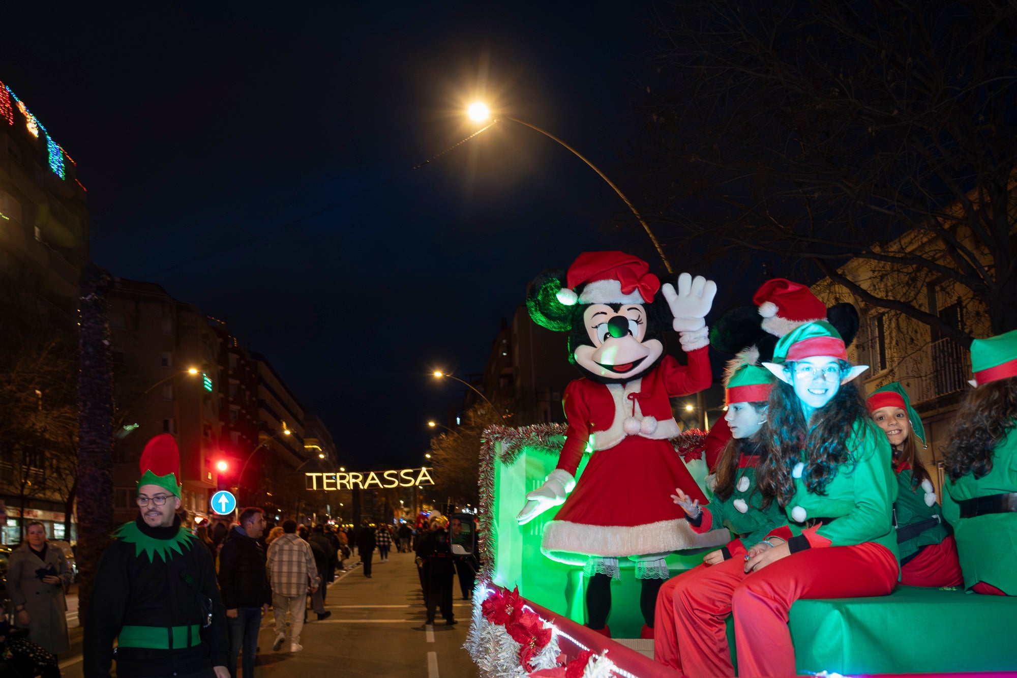Sant Pere Nord ha viscut aquest diumenge l’arribada del Pare Noel. Ha estat la primera vegada que aquesta figura de Nadal realitzava una cercavila pel barri, i ho ha fet acompanyat per elfs, majorettes i alguns personatges sorprenents. La pluja va fer que s’anul·lés la cercavila prevista per dissabte, però des de les entitats organitzadores, Diables de Sant Pere Nord i AV Sant Pere Nord, no es van rendir i van decidir traslladar-ho a l’endemà. 