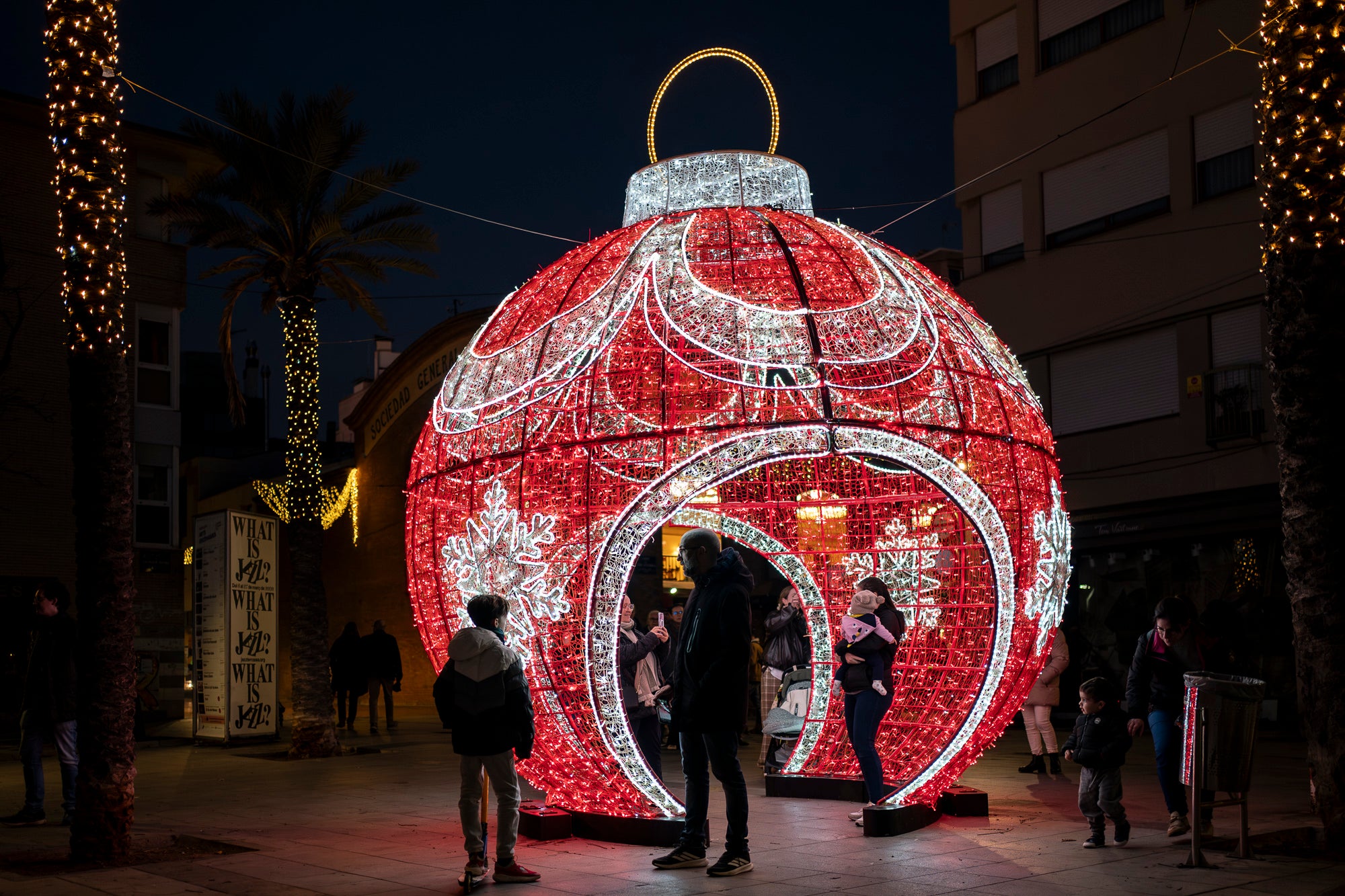 Terrassa ja brilla amb llum pròpia! Els carrers, places i avingudes s’han encès per transformar la ciutat en un espai ple de calidesa, color i esperit festiu. Des de les llums més tradicionals fins a instal·lacions plenes de creativitat, cada racó s’ha omplert de detalls que conviden a passejar, gaudir i viure el Nadal en família.