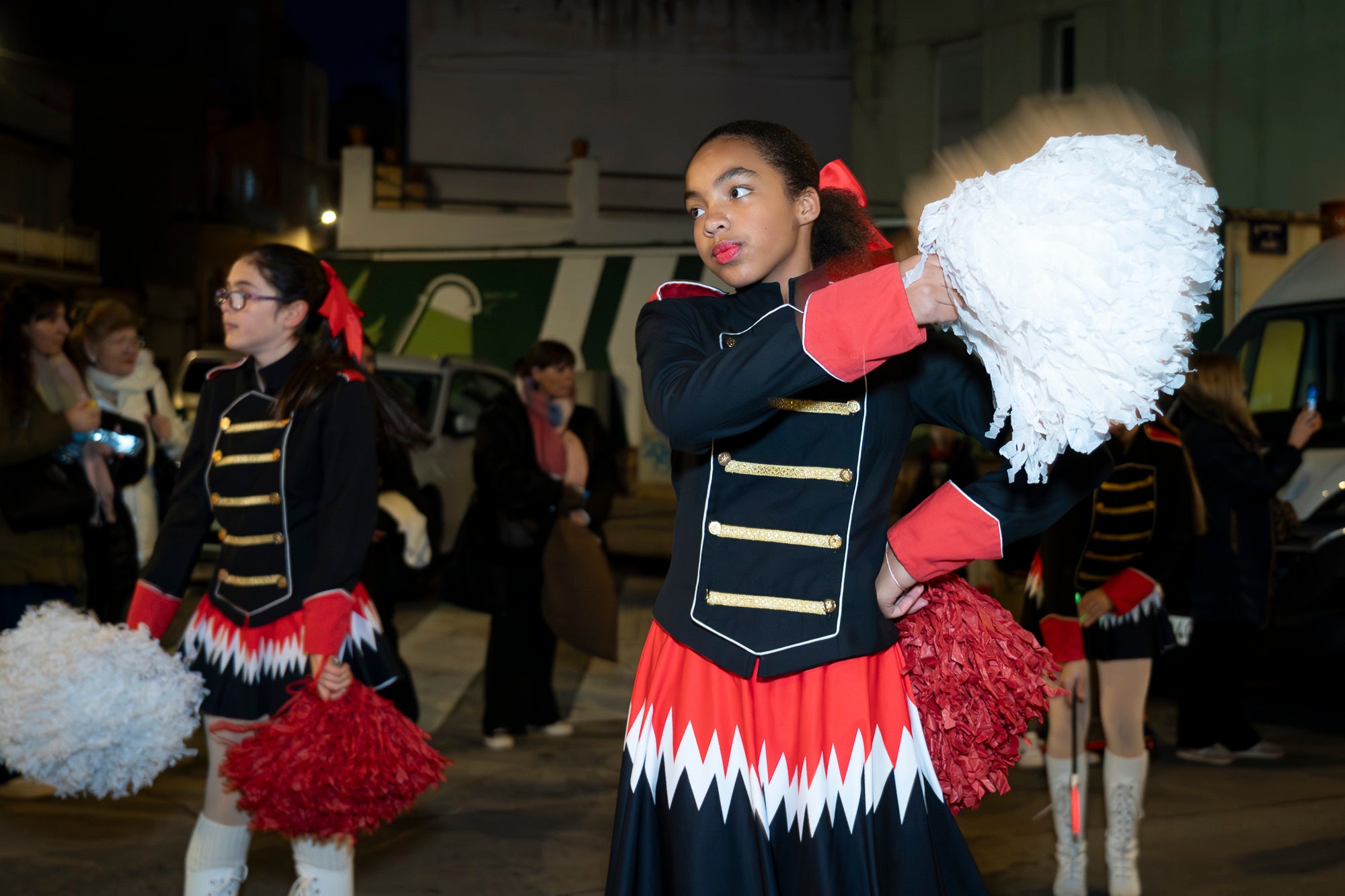 Sant Pere Nord ha viscut aquest diumenge l’arribada del Pare Noel. Ha estat la primera vegada que aquesta figura de Nadal realitzava una cercavila pel barri, i ho ha fet acompanyat per elfs, majorettes i alguns personatges sorprenents. La pluja va fer que s’anul·lés la cercavila prevista per dissabte, però des de les entitats organitzadores, Diables de Sant Pere Nord i AV Sant Pere Nord, no es van rendir i van decidir traslladar-ho a l’endemà. 