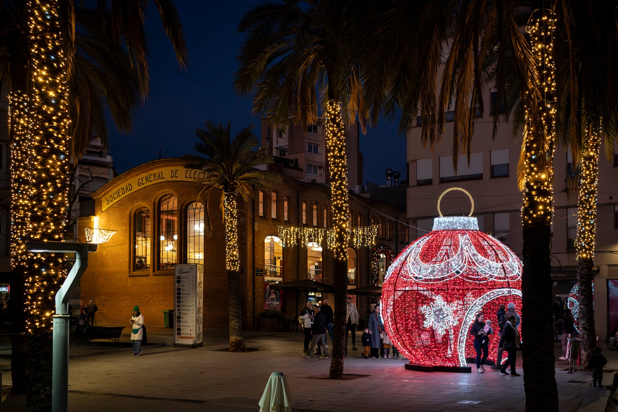 Terrassa ja brilla amb llum pròpia! Els carrers, places i avingudes s’han encès per transformar la ciutat en un espai ple de calidesa, color i esperit festiu. Des de les llums més tradicionals fins a instal·lacions plenes de creativitat, cada racó s’ha omplert de detalls que conviden a passejar, gaudir i viure el Nadal en família.