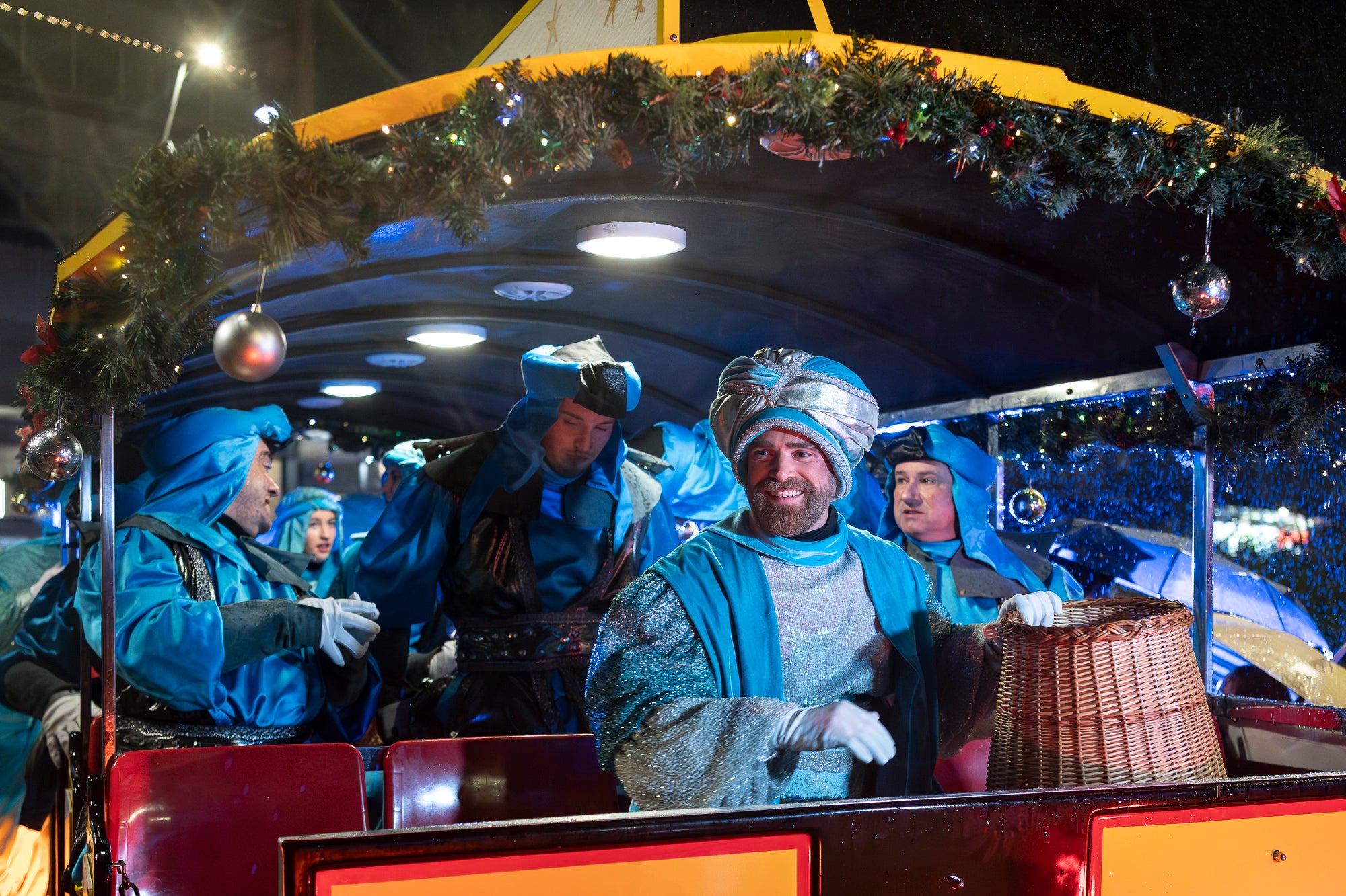 Malgrat unes condicions meteorològiques adverses, que han obligat a canviar l'itinerari de la corrua anant en trenet des de l'Estació del Nord i impedint que els Gegants de Terrassa poguessin acompanyar-lo baixant pel carrer de la Font Vella i es fes el Ball de l'Àliga al final, el patge Xiu-Xiu ha tingut la grata sorpresa a la seva arribada al Raval de Montserrat de trobar-se amb el seu capgròs com a regal pel seu 75 aniversari. Obra de l'artesà Jan Grau, el patge també compta a partir d'ara amb la seva figureta al pessebre oficial davant de l'Ajuntament. I des d'aquest dissabte i fins al 5 de gener, recorrerà els barris de la ciutat per recollir les cartes als Reis dels nens i nenes que s'hagin portat bé | Mireia Comas