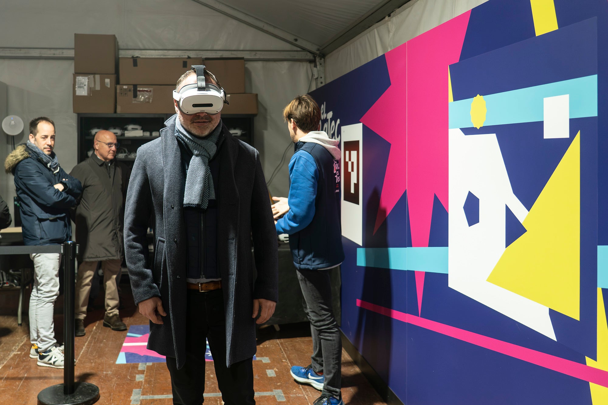 Aquest dilluns s’ha inaugurat “El batec del temps', una experiència immersiva impulsada des de MútuaTerrassa que ofereix la possibilitat de descobrir la història d’una entitat que enguany celebra els 125 anys d’existència. El visitant viatja de la mà d’en Roc i l’Eva i amb l’ajuda d’unes ulleres de realitat virtual des de la Terrassa de principis del segle XX fins a l’actualitat, on pot veure la tecnologia més innovadora que es fa servir a l’Hospital Universitari MútuaTerrassa, i els reptes de futur. La carpa s’ubica al passeig del Comte d’Egara, fins a l’1 de febrer, i compta amb un espai interior de prop de 200 metres quadrats. L’activitat és gratuïta i oberta a tota la ciutadania, i com que son passis de 15 minuts, es recomana prèvia inscripció a https://elbatecdeltemps.com/reservar/ 