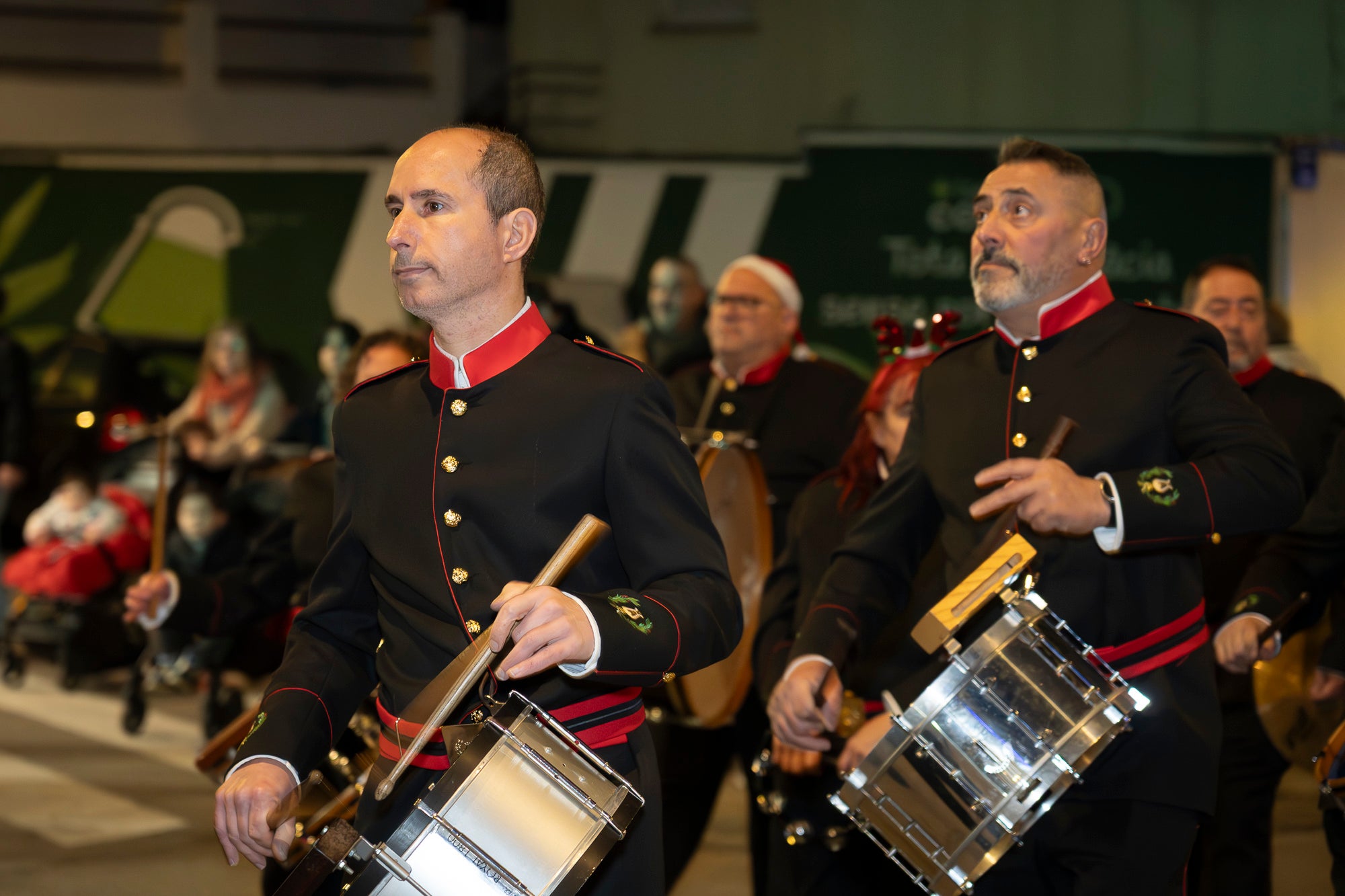 Sant Pere Nord ha viscut aquest diumenge l’arribada del Pare Noel. Ha estat la primera vegada que aquesta figura de Nadal realitzava una cercavila pel barri, i ho ha fet acompanyat per elfs, majorettes i alguns personatges sorprenents. La pluja va fer que s’anul·lés la cercavila prevista per dissabte, però des de les entitats organitzadores, Diables de Sant Pere Nord i AV Sant Pere Nord, no es van rendir i van decidir traslladar-ho a l’endemà. 