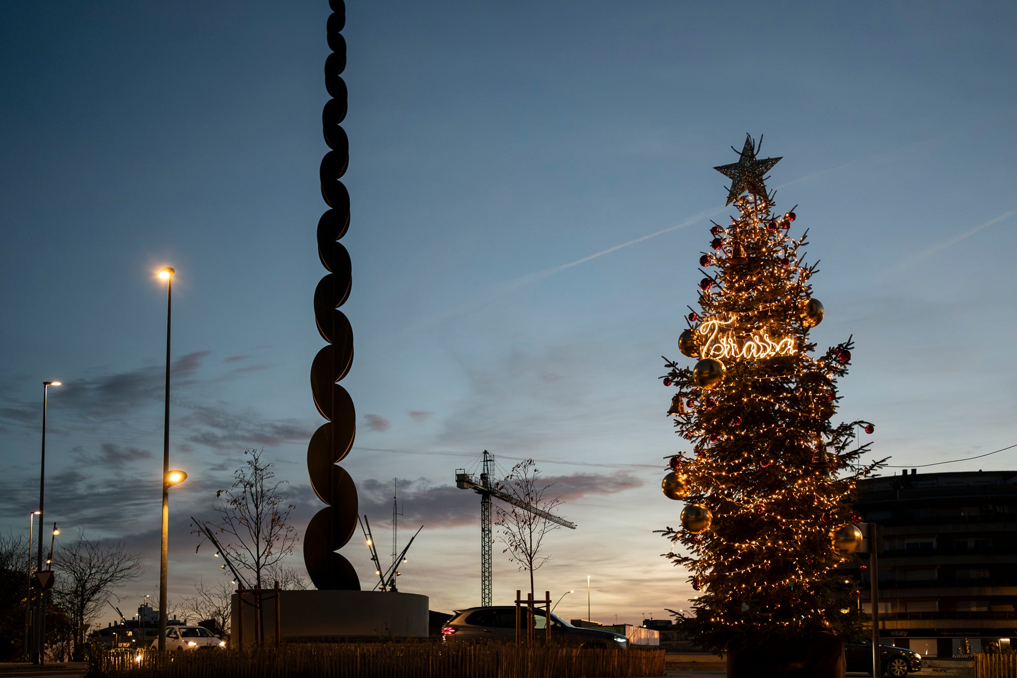 Terrassa es vesteix de màgia un any més amb arbres de Nadal repartits per diversos punts de la ciutat. Cada espai té el seu encant especial i converteix els carrers en un recorregut ple de llum, color i esperit nadalenc. En total, són sis arbres situats a Raval de Montserrat, Plaça del Doctor Robert, Plaça de Can Palet, Monument de la Dona, Plaça del Roc Blanc i Agustí Bartra | Mireia Comas