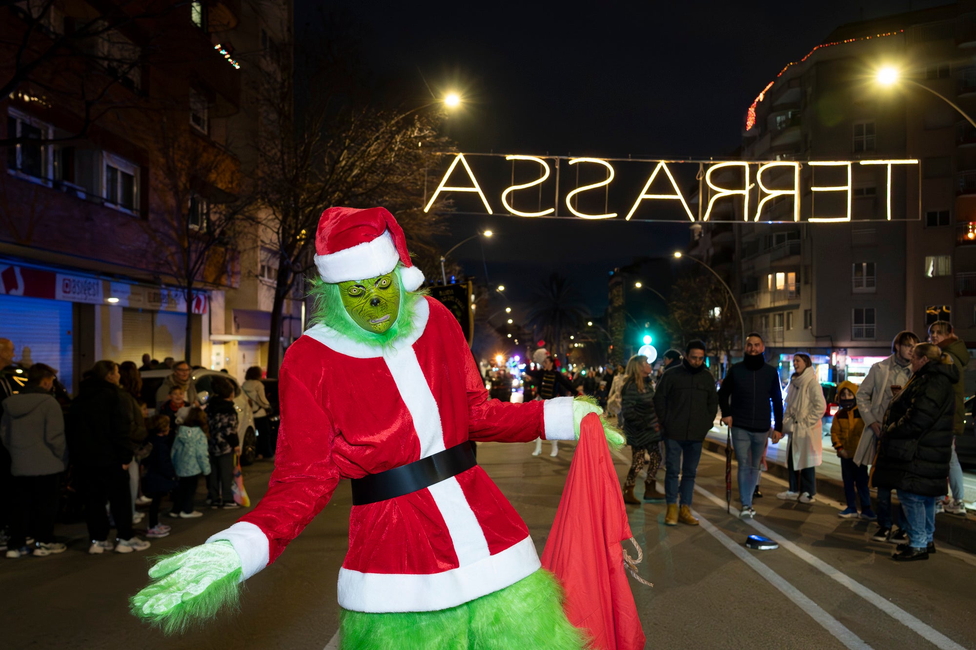 Sant Pere Nord ha viscut aquest diumenge l’arribada del Pare Noel. Ha estat la primera vegada que aquesta figura de Nadal realitzava una cercavila pel barri, i ho ha fet acompanyat per elfs, majorettes i alguns personatges sorprenents. La pluja va fer que s’anul·lés la cercavila prevista per dissabte, però des de les entitats organitzadores, Diables de Sant Pere Nord i AV Sant Pere Nord, no es van rendir i van decidir traslladar-ho a l’endemà. 