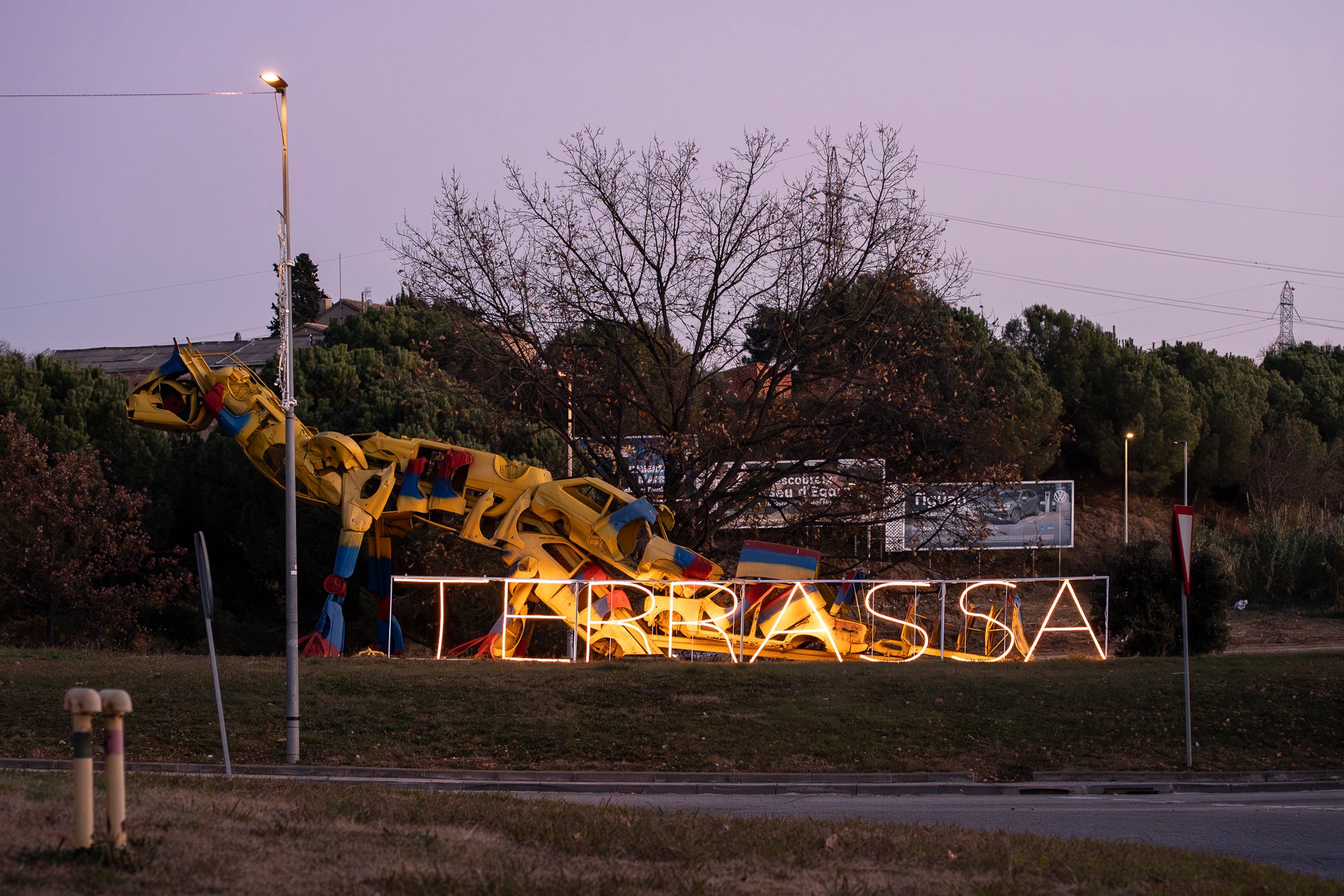 Terrassa ja brilla amb llum pròpia! Els carrers, places i avingudes s’han encès per transformar la ciutat en un espai ple de calidesa, color i esperit festiu. Des de les llums més tradicionals fins a instal·lacions plenes de creativitat, cada racó s’ha omplert de detalls que conviden a passejar, gaudir i viure el Nadal en família.