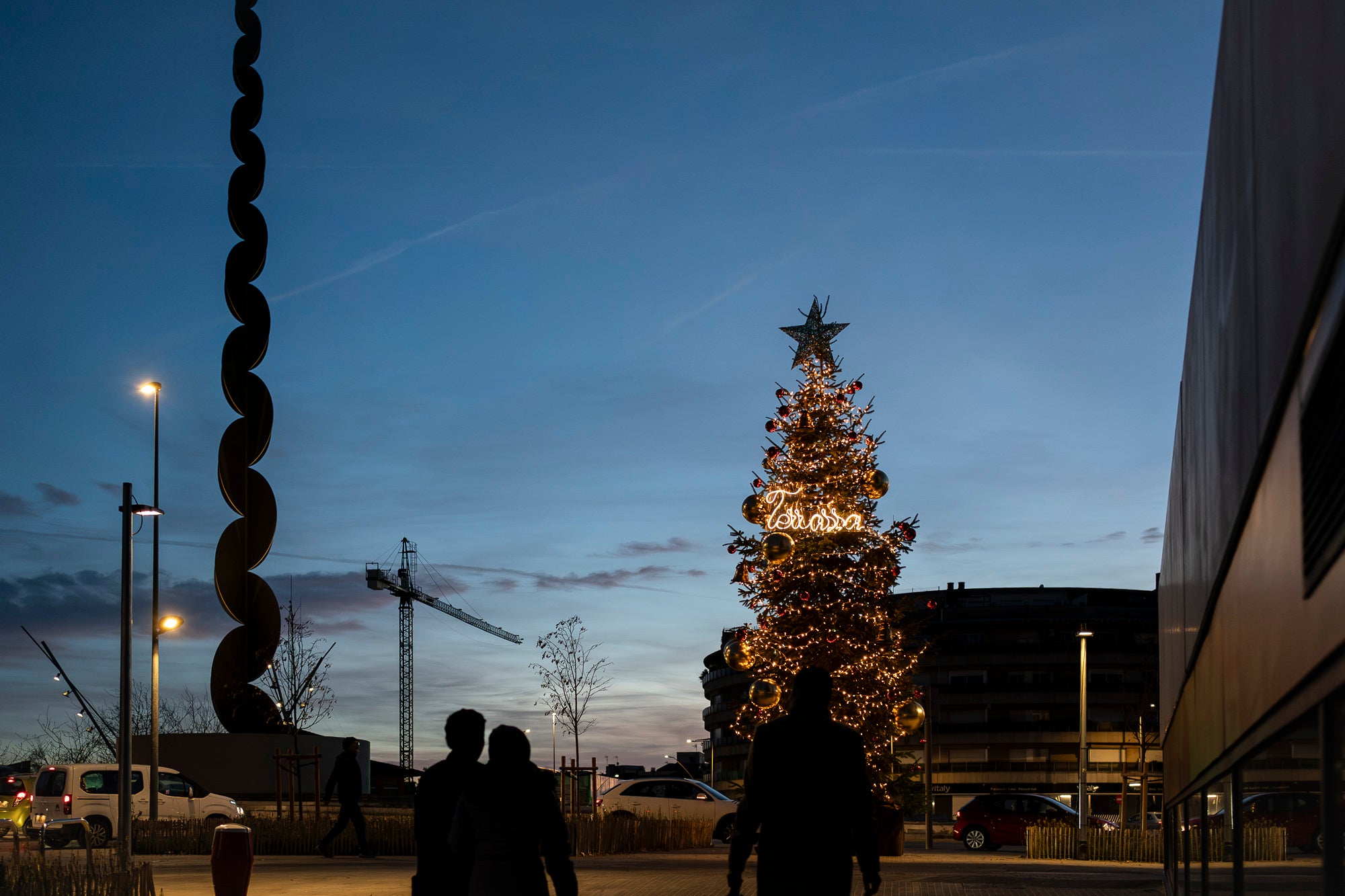 Terrassa es vesteix de màgia un any més amb arbres de Nadal repartits per diversos punts de la ciutat. Cada espai té el seu encant especial i converteix els carrers en un recorregut ple de llum, color i esperit nadalenc. En total, són sis arbres situats a Raval de Montserrat, Plaça del Doctor Robert, Plaça de Can Palet, Monument de la Dona, Plaça del Roc Blanc i Agustí Bartra | Mireia Comas