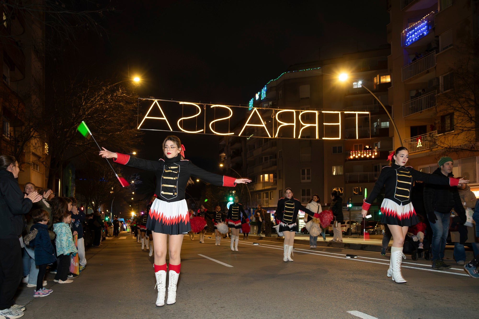 Sant Pere Nord ha viscut aquest diumenge l’arribada del Pare Noel. Ha estat la primera vegada que aquesta figura de Nadal realitzava una cercavila pel barri, i ho ha fet acompanyat per elfs, majorettes i alguns personatges sorprenents. La pluja va fer que s’anul·lés la cercavila prevista per dissabte, però des de les entitats organitzadores, Diables de Sant Pere Nord i AV Sant Pere Nord, no es van rendir i van decidir traslladar-ho a l’endemà. 