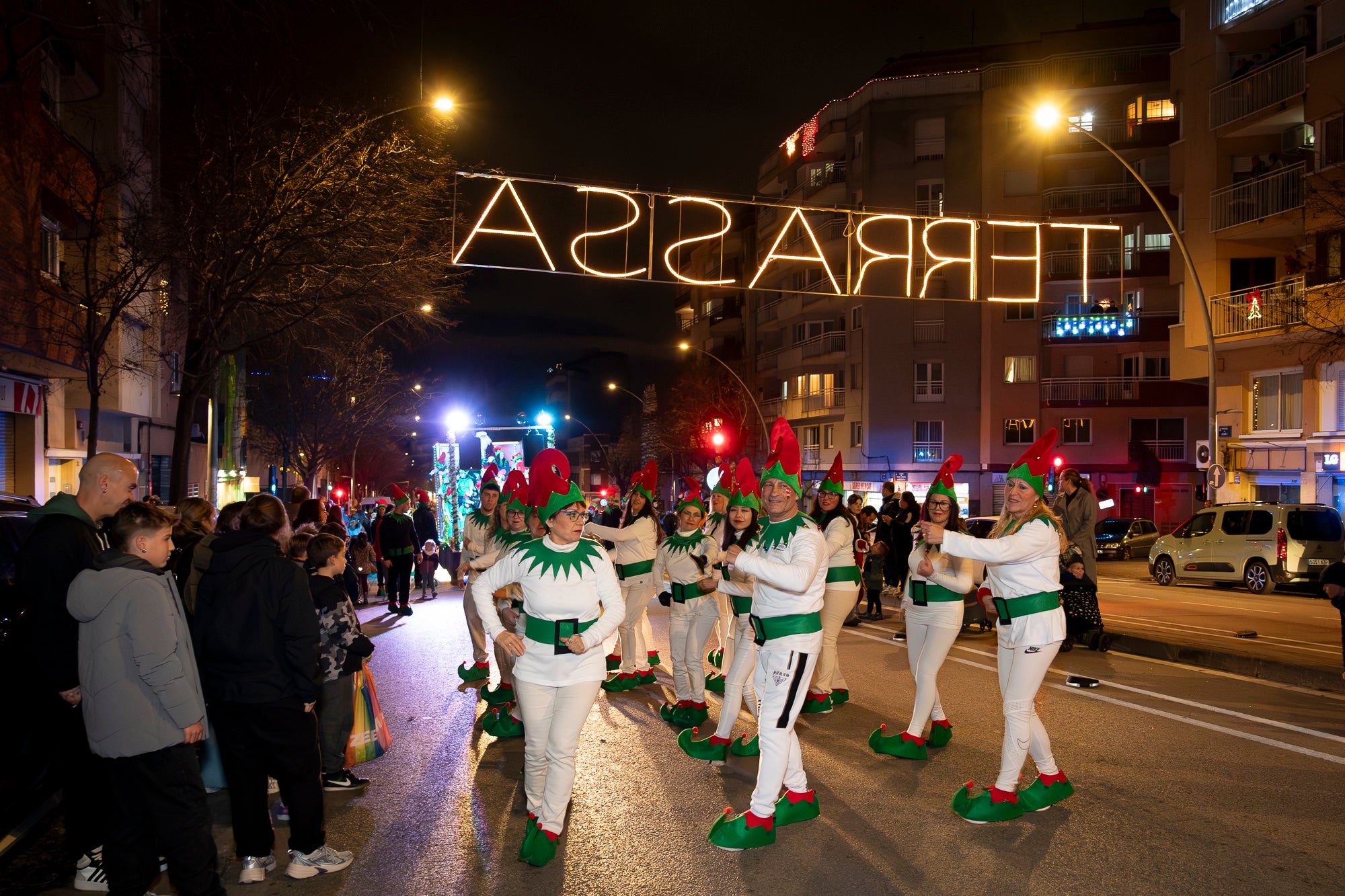 Sant Pere Nord ha viscut aquest diumenge l’arribada del Pare Noel. Ha estat la primera vegada que aquesta figura de Nadal realitzava una cercavila pel barri, i ho ha fet acompanyat per elfs, majorettes i alguns personatges sorprenents. La pluja va fer que s’anul·lés la cercavila prevista per dissabte, però des de les entitats organitzadores, Diables de Sant Pere Nord i AV Sant Pere Nord, no es van rendir i van decidir traslladar-ho a l’endemà. 