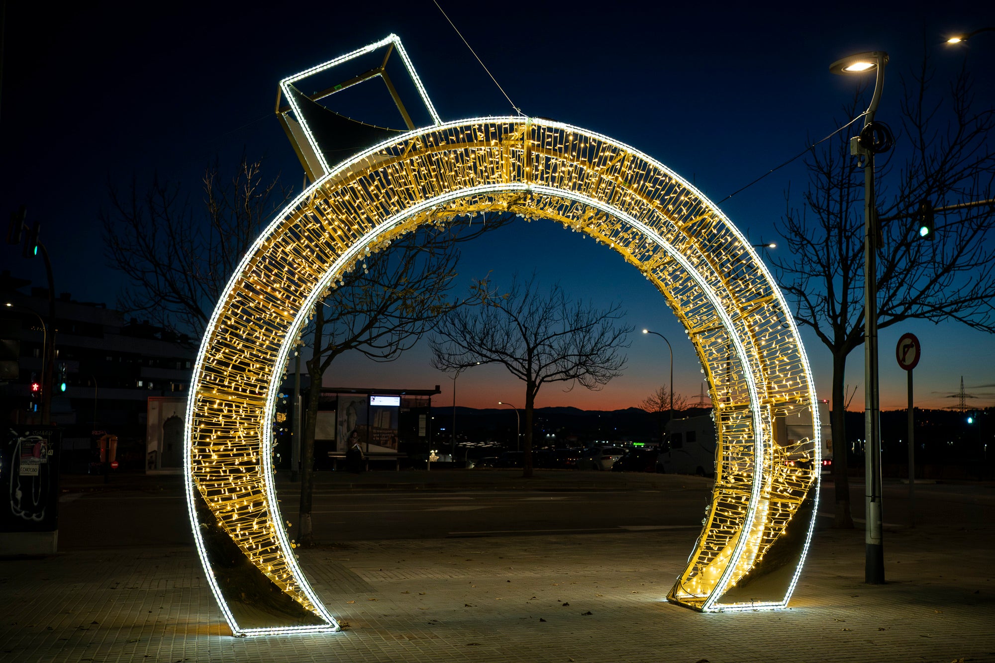 Terrassa ja brilla amb llum pròpia! Els carrers, places i avingudes s’han encès per transformar la ciutat en un espai ple de calidesa, color i esperit festiu. Des de les llums més tradicionals fins a instal·lacions plenes de creativitat, cada racó s’ha omplert de detalls que conviden a passejar, gaudir i viure el Nadal en família.