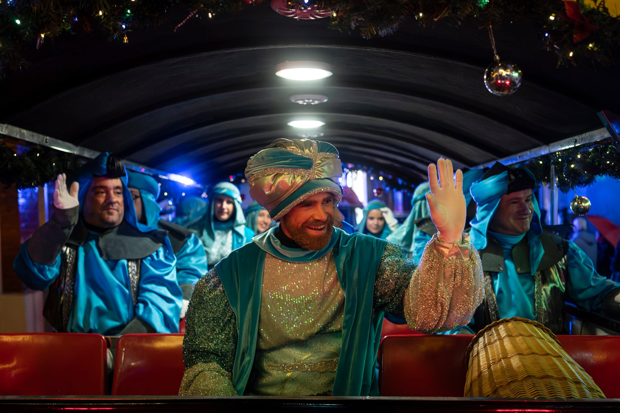 Malgrat unes condicions meteorològiques adverses, que han obligat a canviar l'itinerari de la corrua anant en trenet des de l'Estació del Nord i impedint que els Gegants de Terrassa poguessin acompanyar-lo baixant pel carrer de la Font Vella i es fes el Ball de l'Àliga al final, el patge Xiu-Xiu ha tingut la grata sorpresa a la seva arribada al Raval de Montserrat de trobar-se amb el seu capgròs com a regal pel seu 75 aniversari. Obra de l'artesà Jan Grau, el patge també compta a partir d'ara amb la seva figureta al pessebre oficial davant de l'Ajuntament. I des d'aquest dissabte i fins al 5 de gener, recorrerà els barris de la ciutat per recollir les cartes als Reis dels nens i nenes que s'hagin portat bé | Mireia Comas