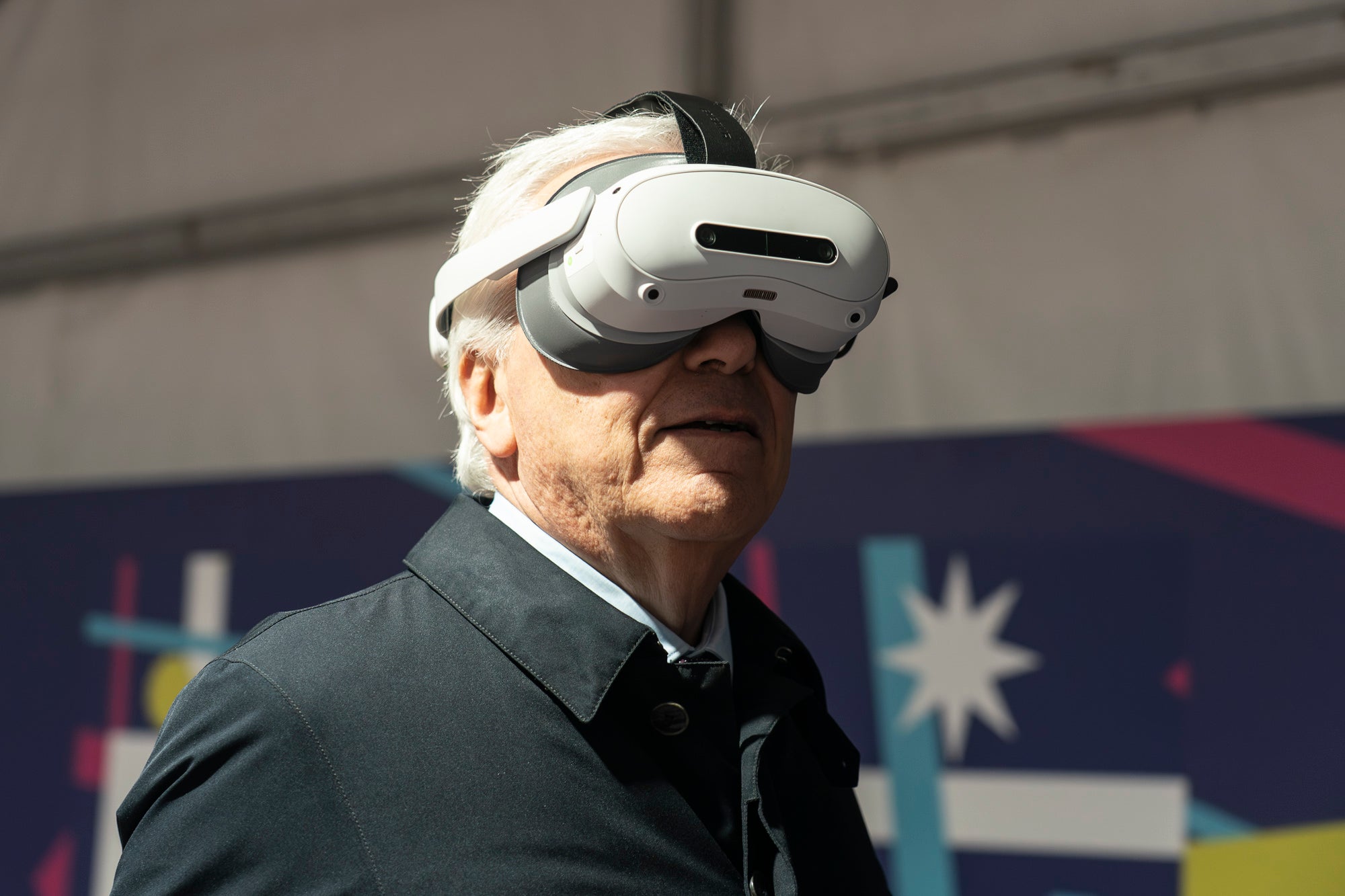 Aquest dilluns s’ha inaugurat “El batec del temps', una experiència immersiva impulsada des de MútuaTerrassa que ofereix la possibilitat de descobrir la història d’una entitat que enguany celebra els 125 anys d’existència. El visitant viatja de la mà d’en Roc i l’Eva i amb l’ajuda d’unes ulleres de realitat virtual des de la Terrassa de principis del segle XX fins a l’actualitat, on pot veure la tecnologia més innovadora que es fa servir a l’Hospital Universitari MútuaTerrassa, i els reptes de futur. La carpa s’ubica al passeig del Comte d’Egara, fins a l’1 de febrer, i compta amb un espai interior de prop de 200 metres quadrats. L’activitat és gratuïta i oberta a tota la ciutadania, i com que son passis de 15 minuts, es recomana prèvia inscripció a https://elbatecdeltemps.com/reservar/ 