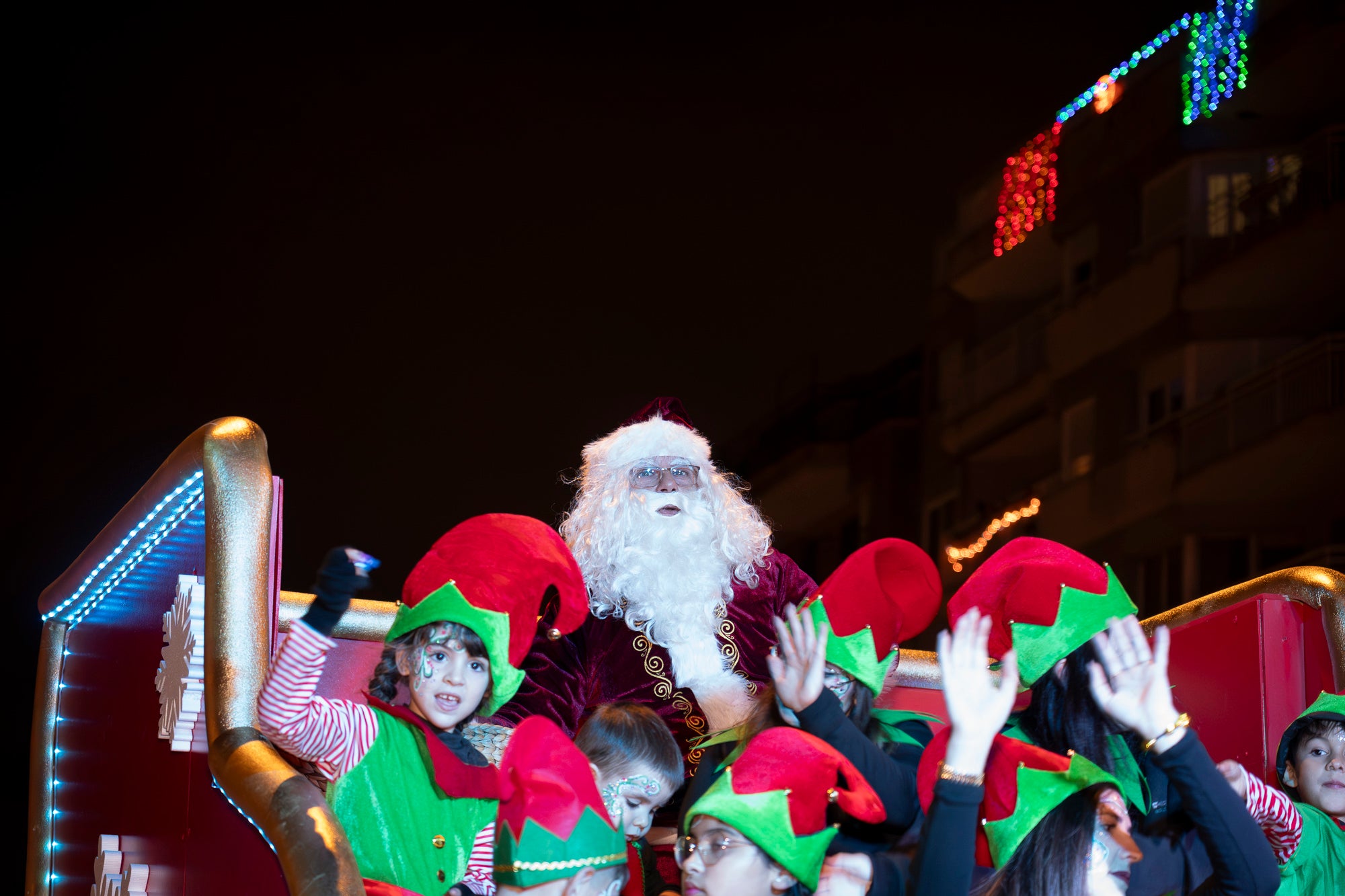 Sant Pere Nord ha viscut aquest diumenge l’arribada del Pare Noel. Ha estat la primera vegada que aquesta figura de Nadal realitzava una cercavila pel barri, i ho ha fet acompanyat per elfs, majorettes i alguns personatges sorprenents. La pluja va fer que s’anul·lés la cercavila prevista per dissabte, però des de les entitats organitzadores, Diables de Sant Pere Nord i AV Sant Pere Nord, no es van rendir i van decidir traslladar-ho a l’endemà. 